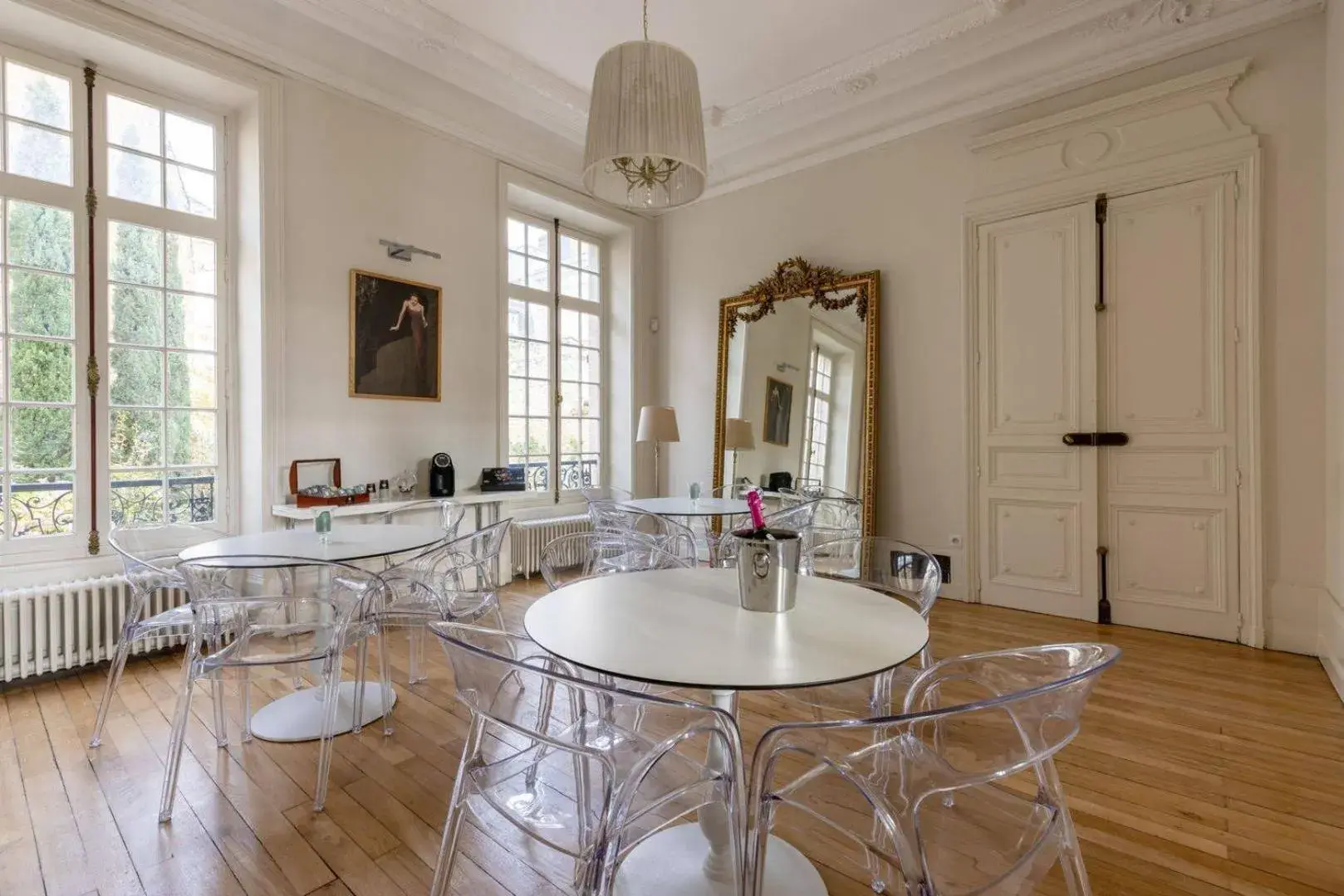 Living room, Dining Area in La Villa Beaupeyrat - Apparthôtels de charme dans bâtisse de caractère