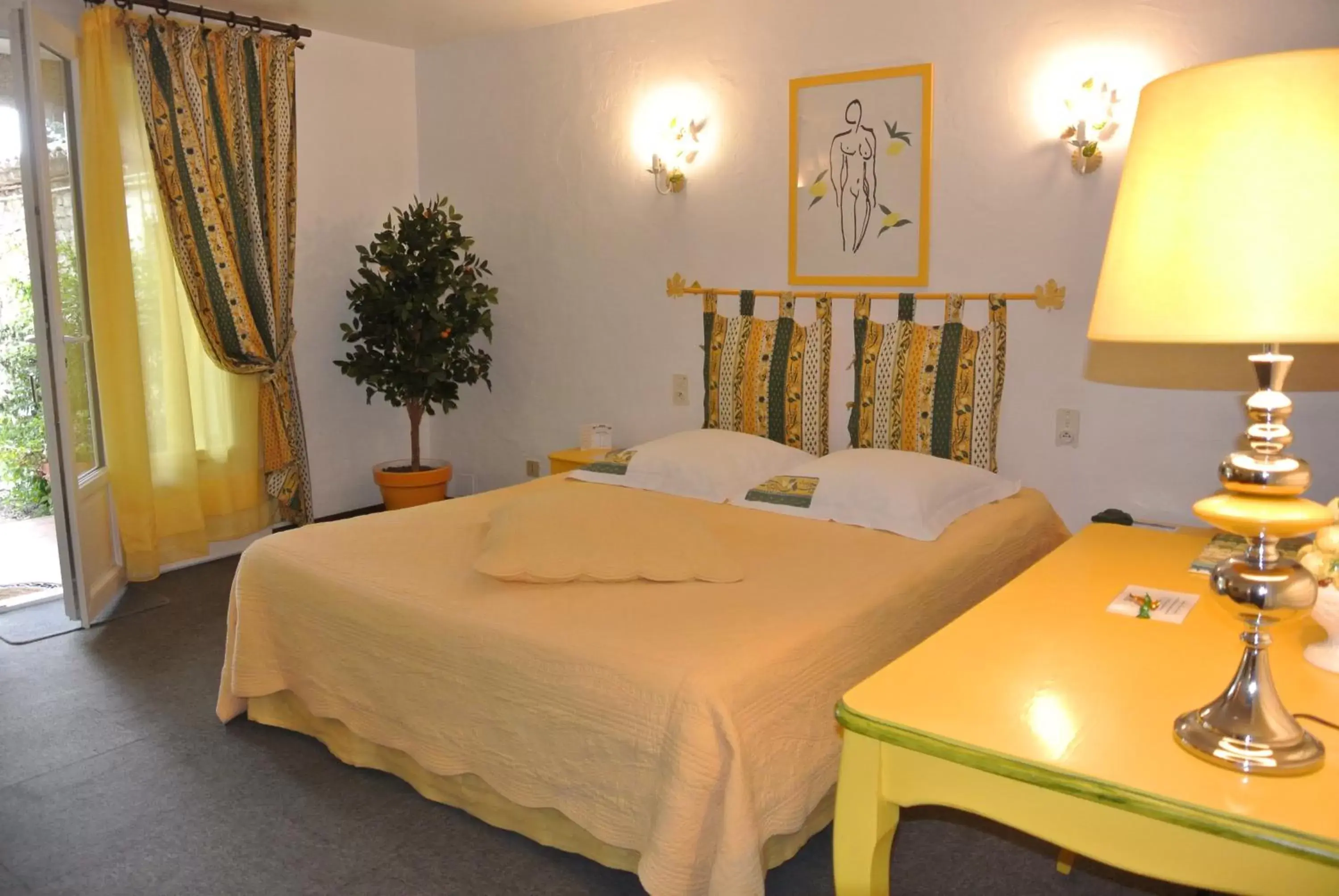 Photo of the whole room, Bed in La Vieille Bastide