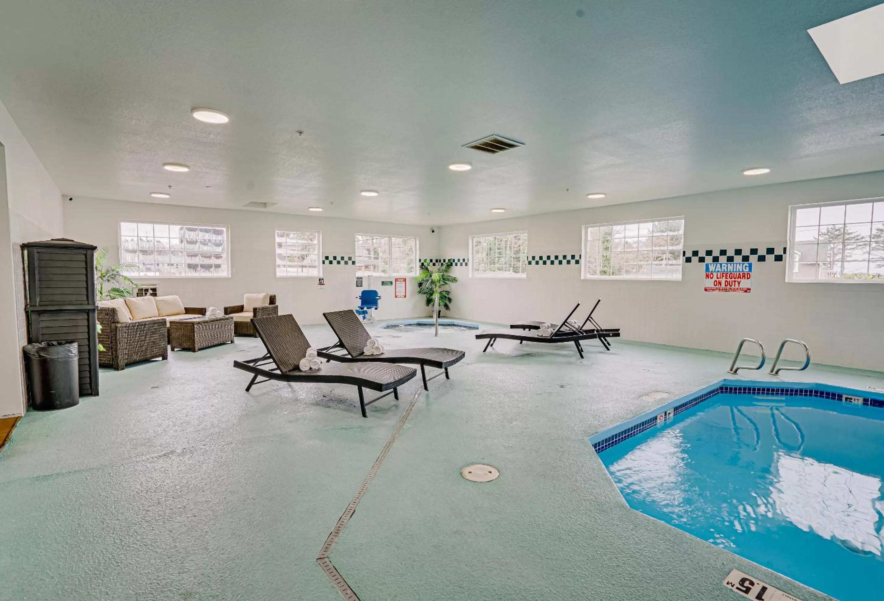 Swimming pool in The Ashley Inn & Suites