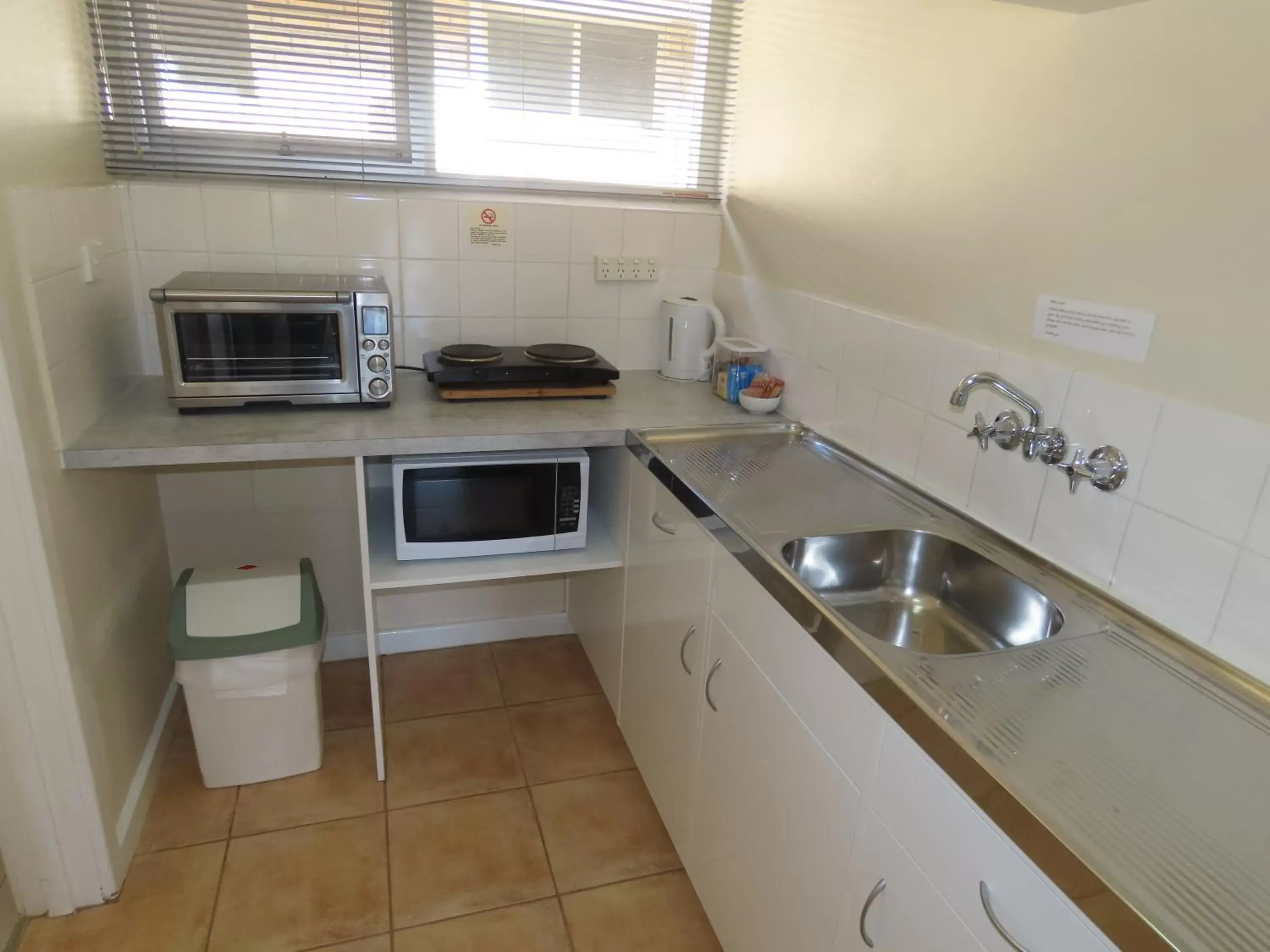 kitchen, Kitchen/Kitchenette in Emu Point Motel