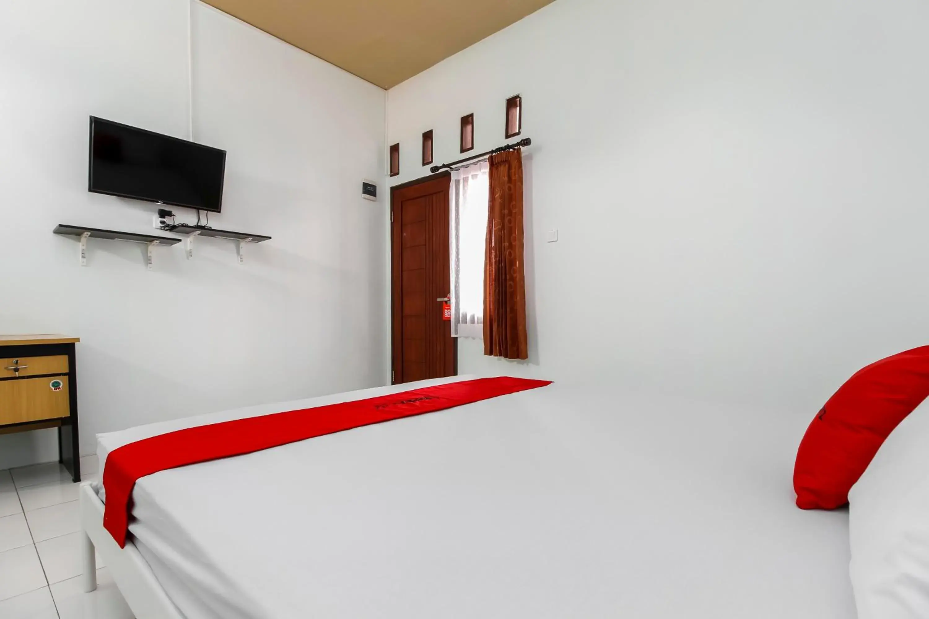 Bedroom, TV/Entertainment Center in RedDoorz @ Jagakarsa 2