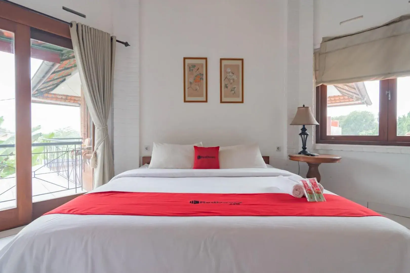 Bedroom, Bed in RedDoorz Plus near Dago Pakar