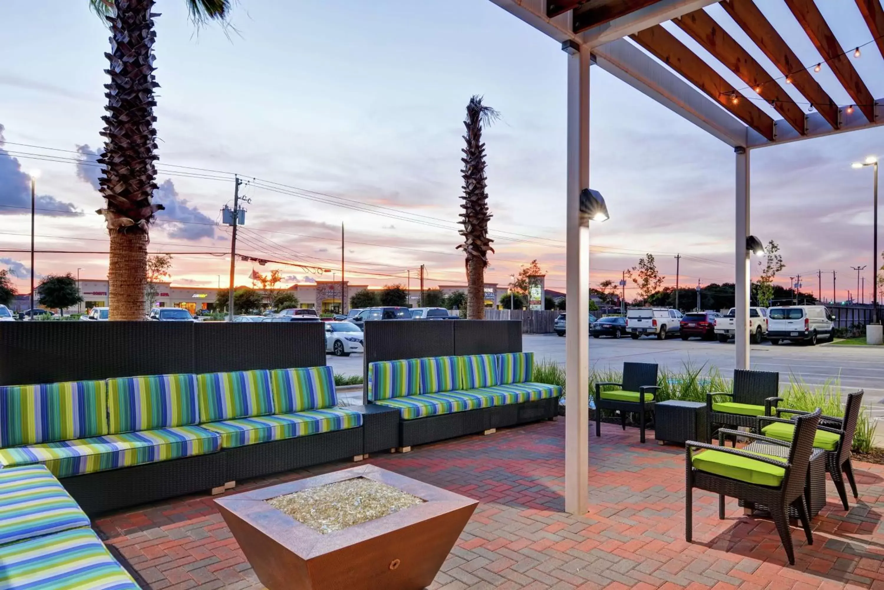 Patio, Restaurant/Places to Eat in Home2 Suites By Hilton Baytown
