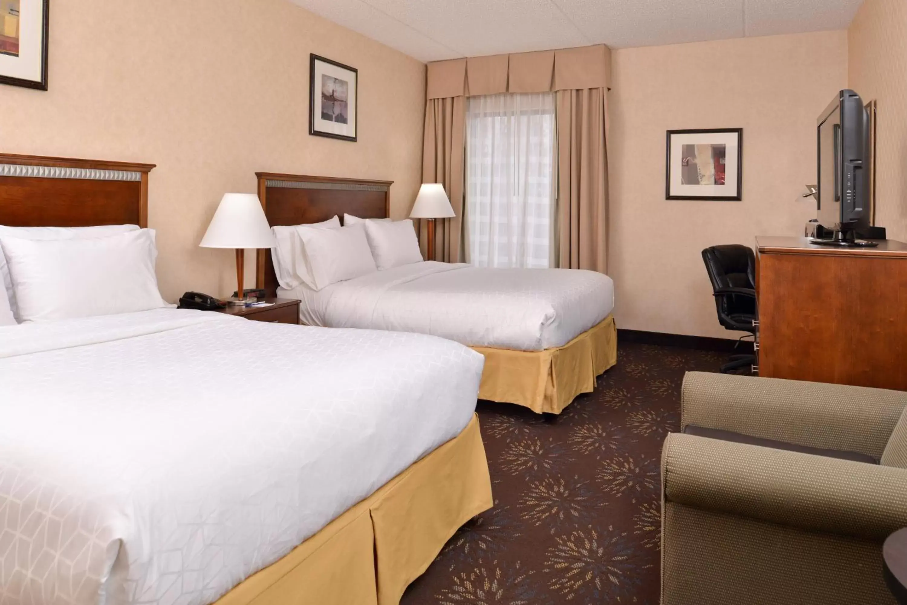 Photo of the whole room, Bed in Holiday Inn Express Hotel & Suites West Chester, an IHG Hotel