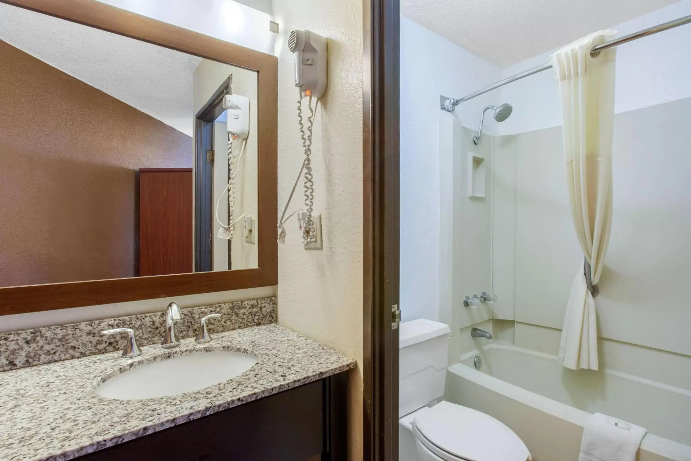 Bathroom in Quality Inn View of Lake Powell – Page
