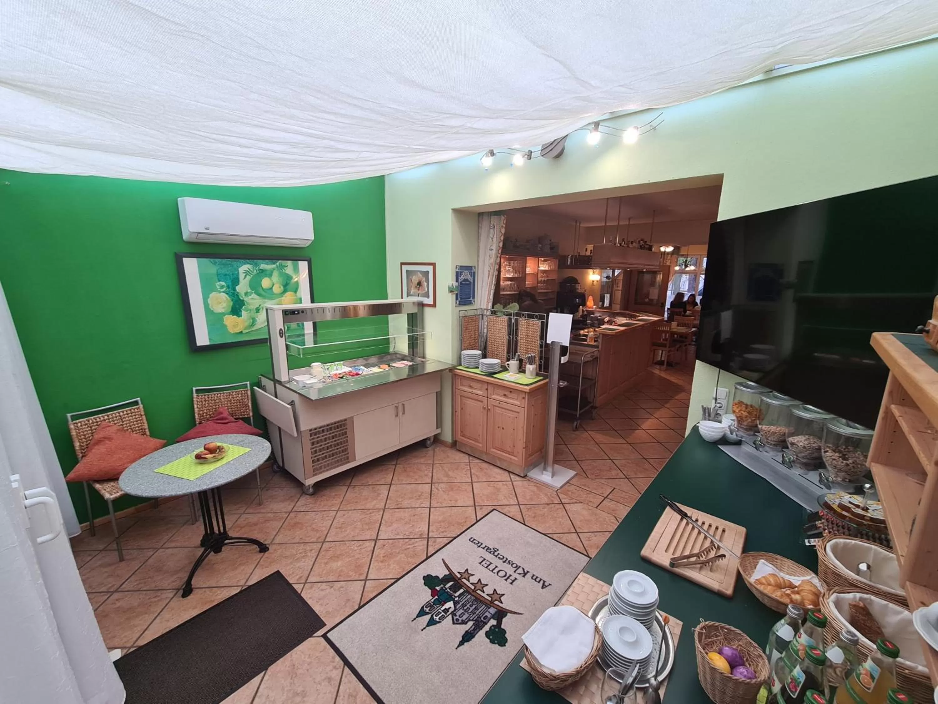 Restaurant/places to eat in Am Klostergarten