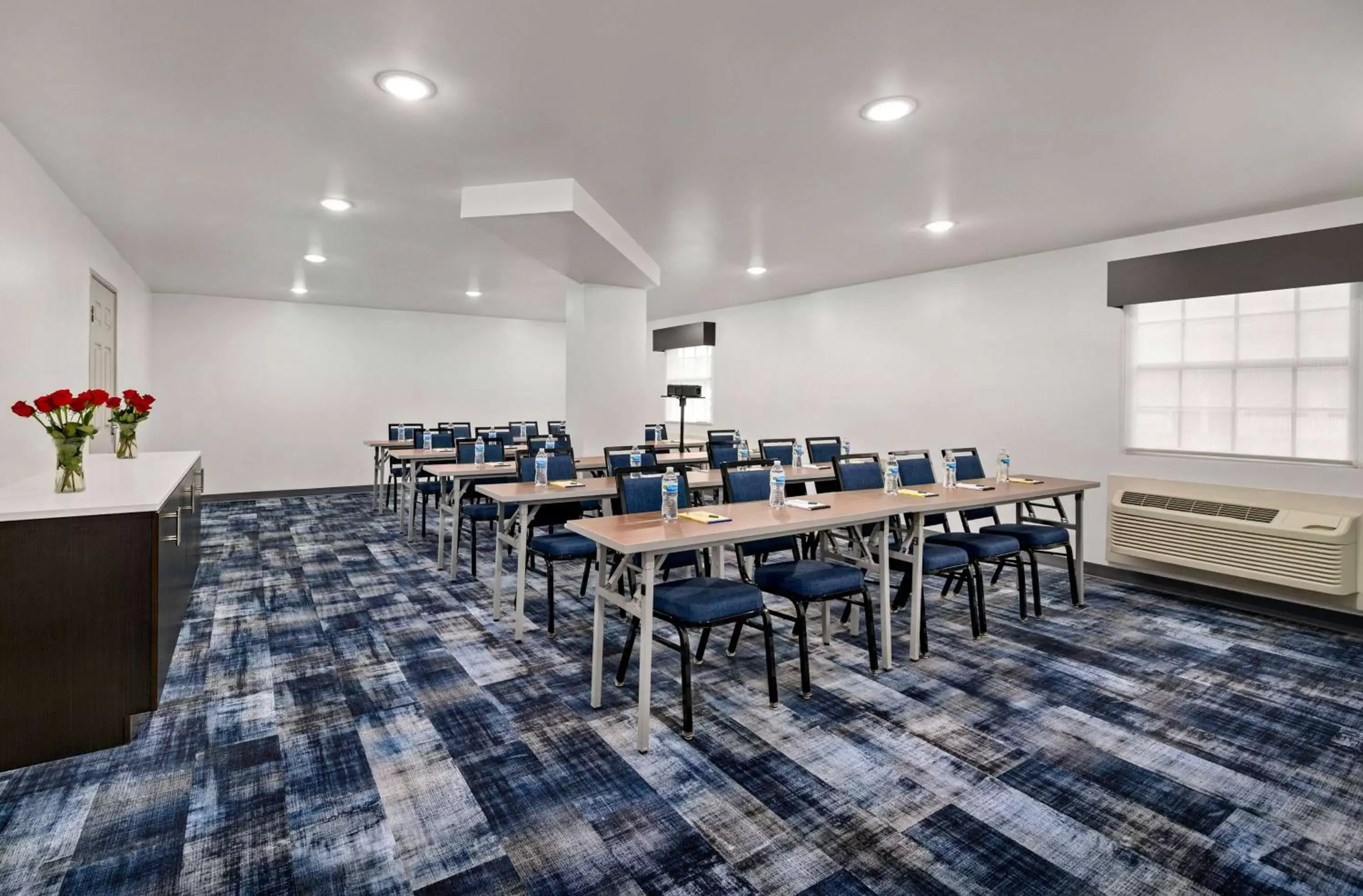 Meeting/conference room in La Quinta Inn by Wyndham Columbus Airport Area
