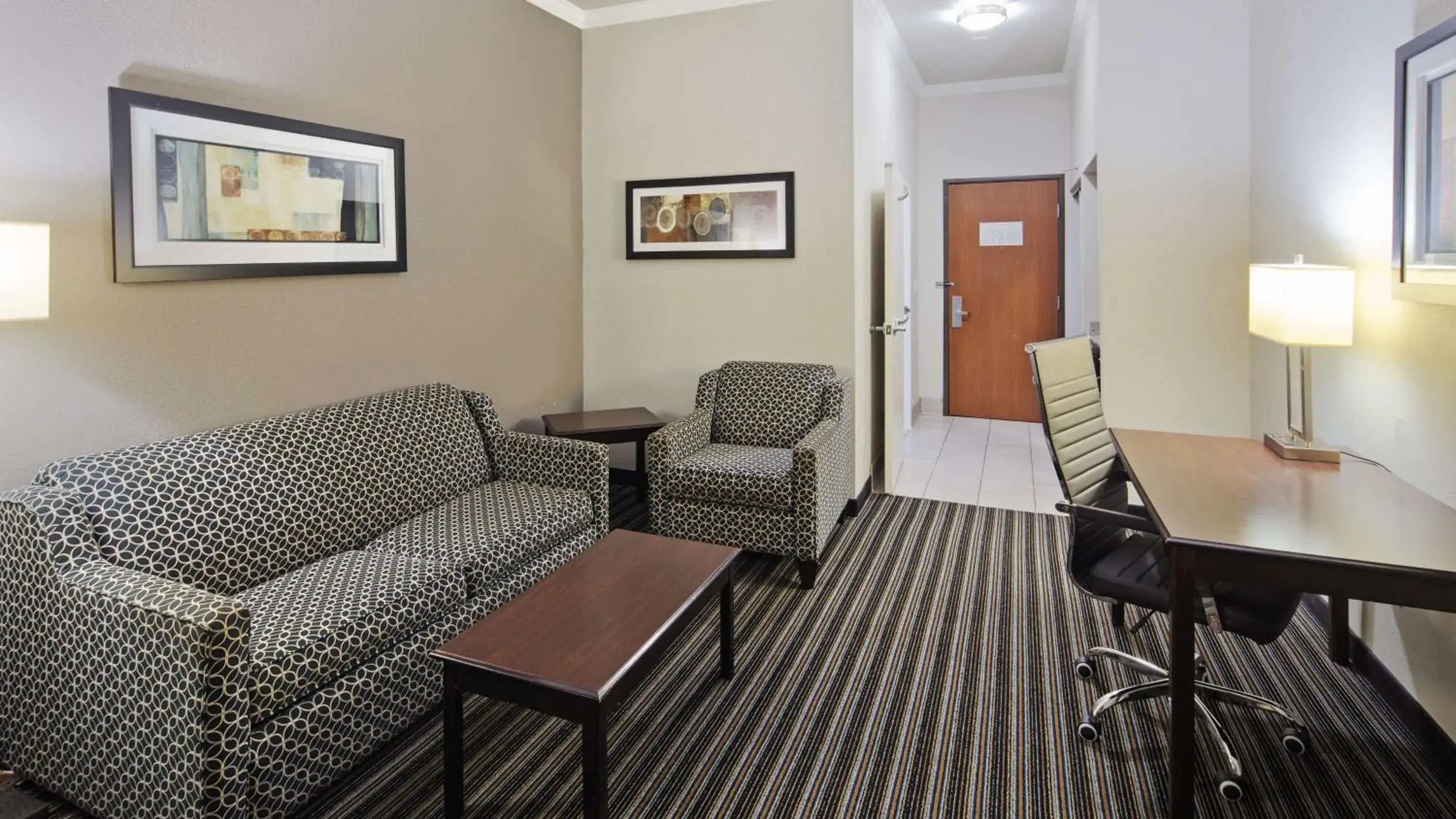 Photo of the whole room, Seating Area in Best Western PLUS Austin Airport Inn & Suites