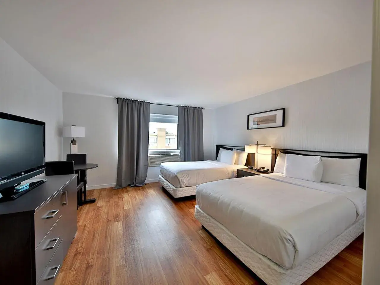 TV and multimedia in Hotel Newstar Montreal