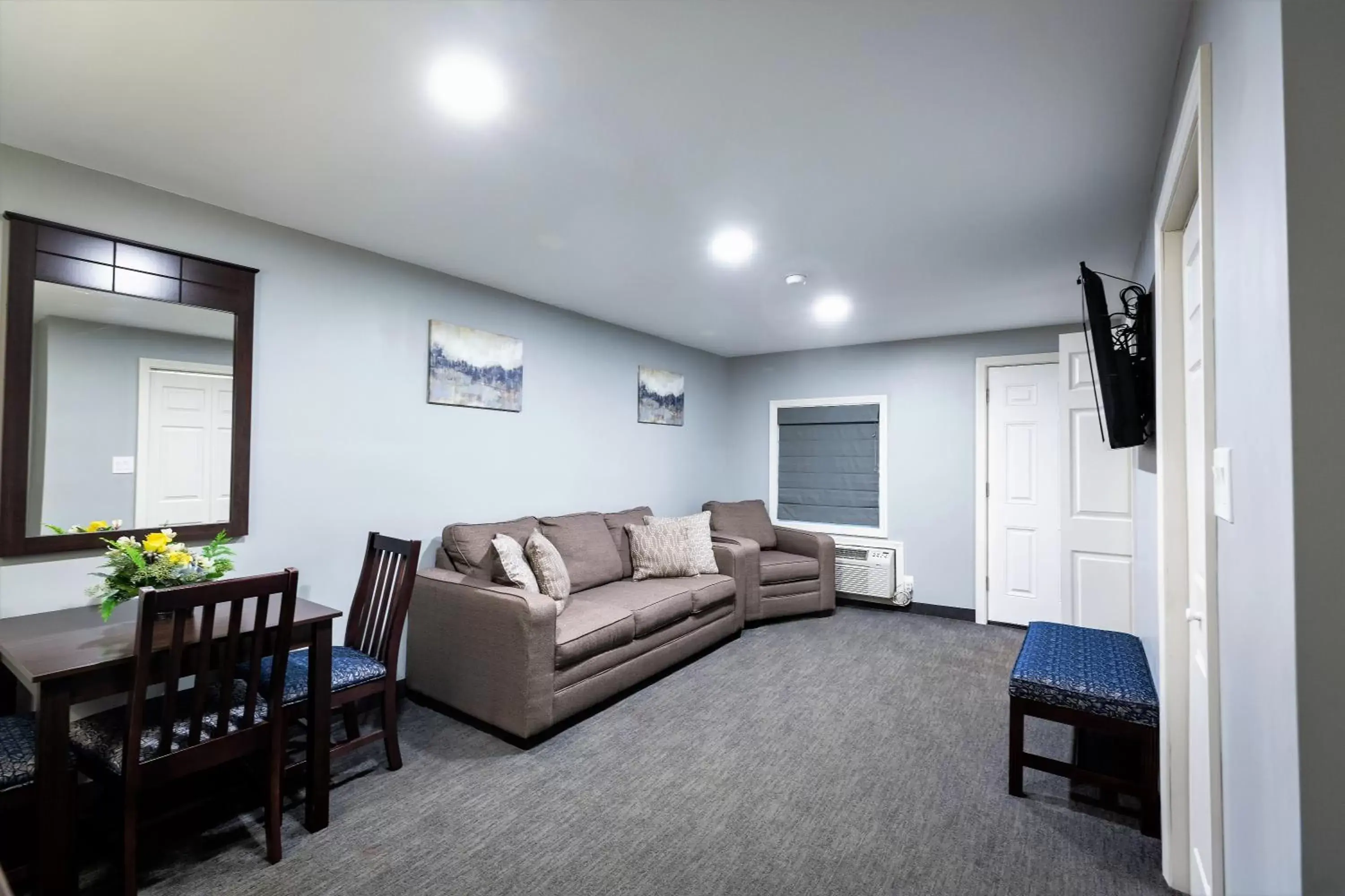 Seating Area in Mt. Madison Inn & Suites