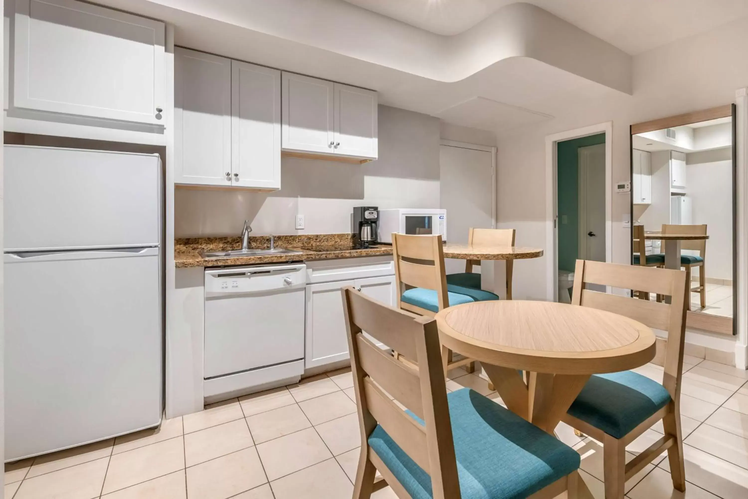 Kitchen or kitchenette, Kitchen/Kitchenette in Hilton Vacation Club Crescent on South Beach Miami