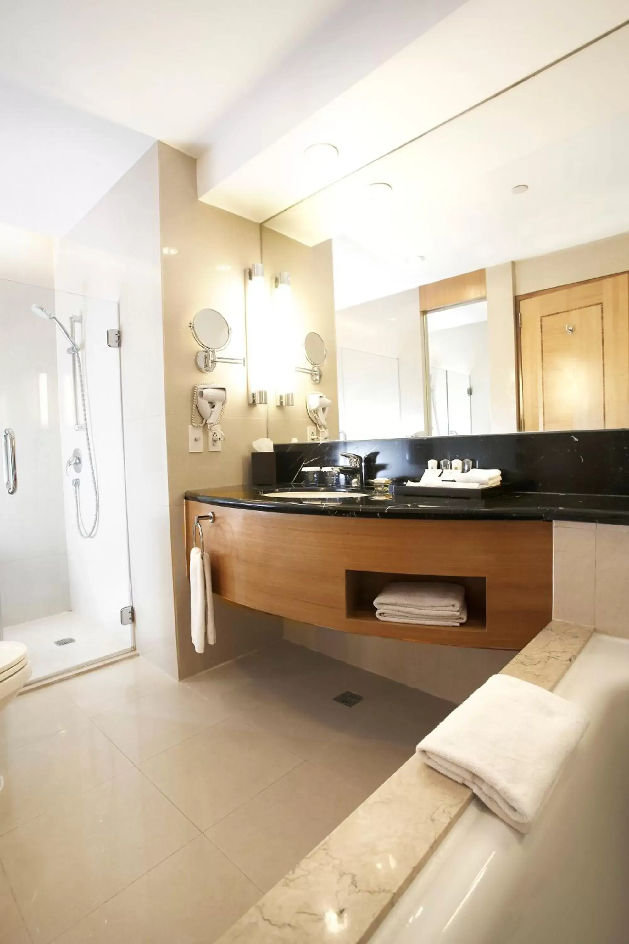 Bathroom, Kitchen/Kitchenette in Crowne Plaza Manila Galleria, an IHG Hotel