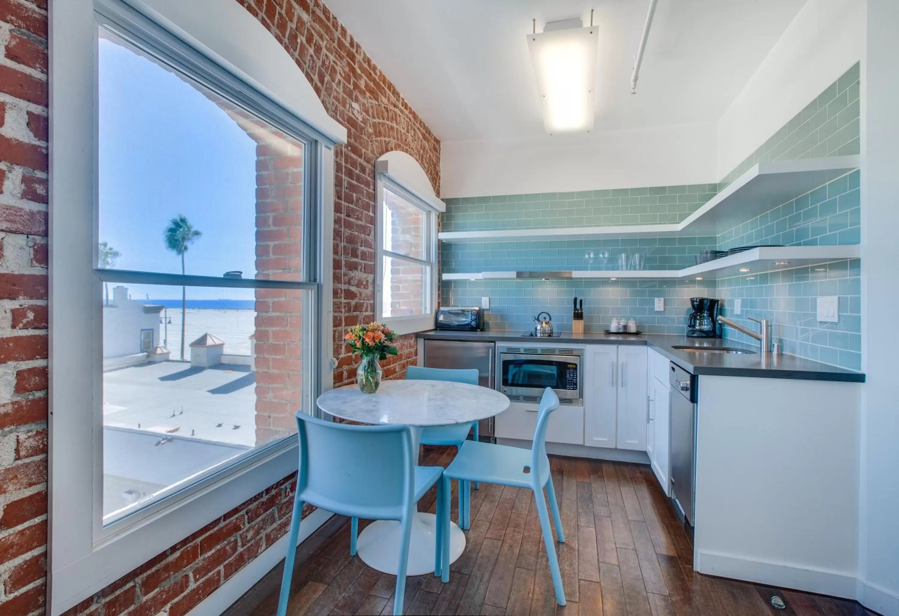 Coffee/tea facilities in Venice Breeze Suites