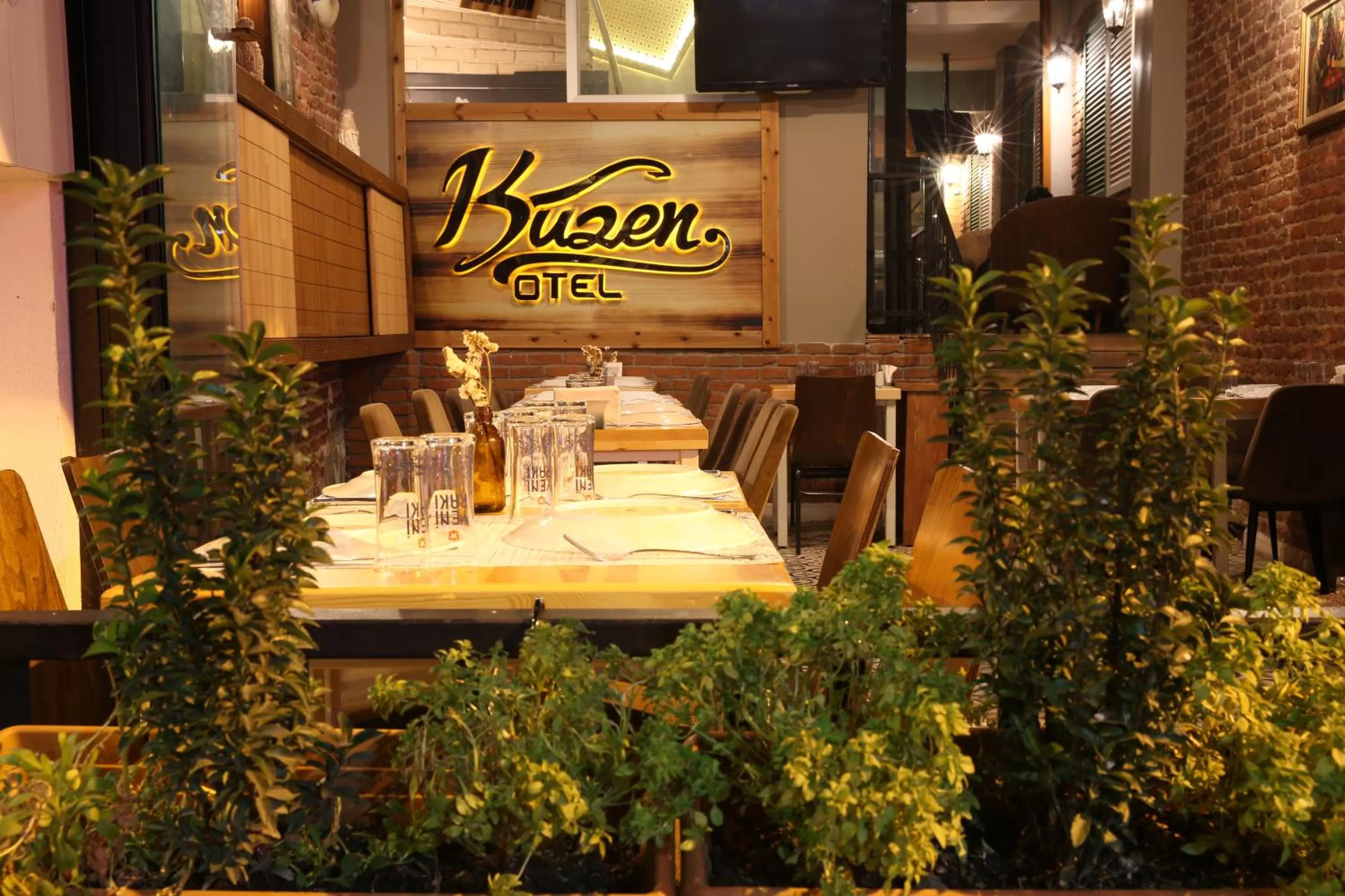 Restaurant/places to eat in Kuzen Otel