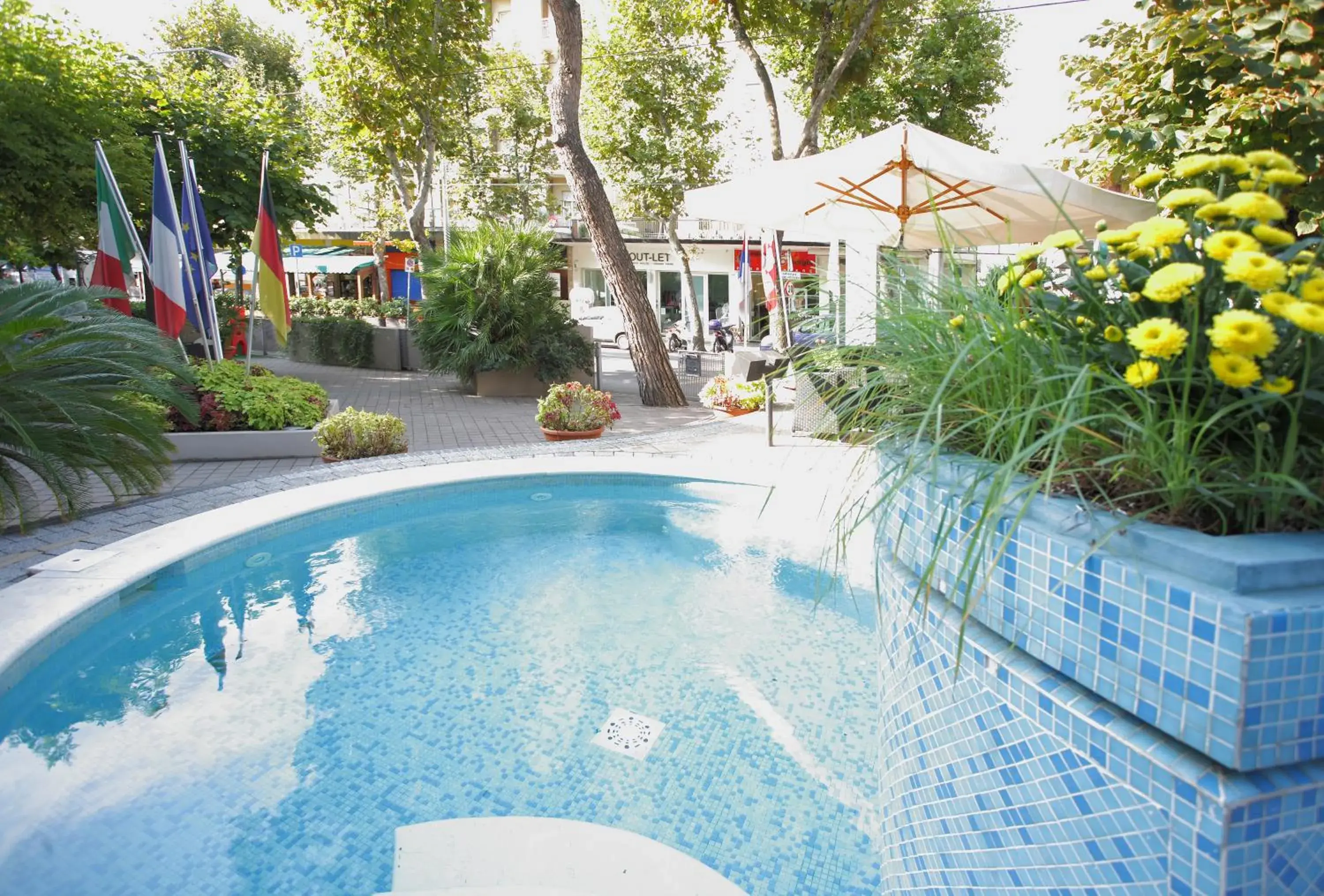 Facade/entrance, Swimming Pool in Hotel Derby