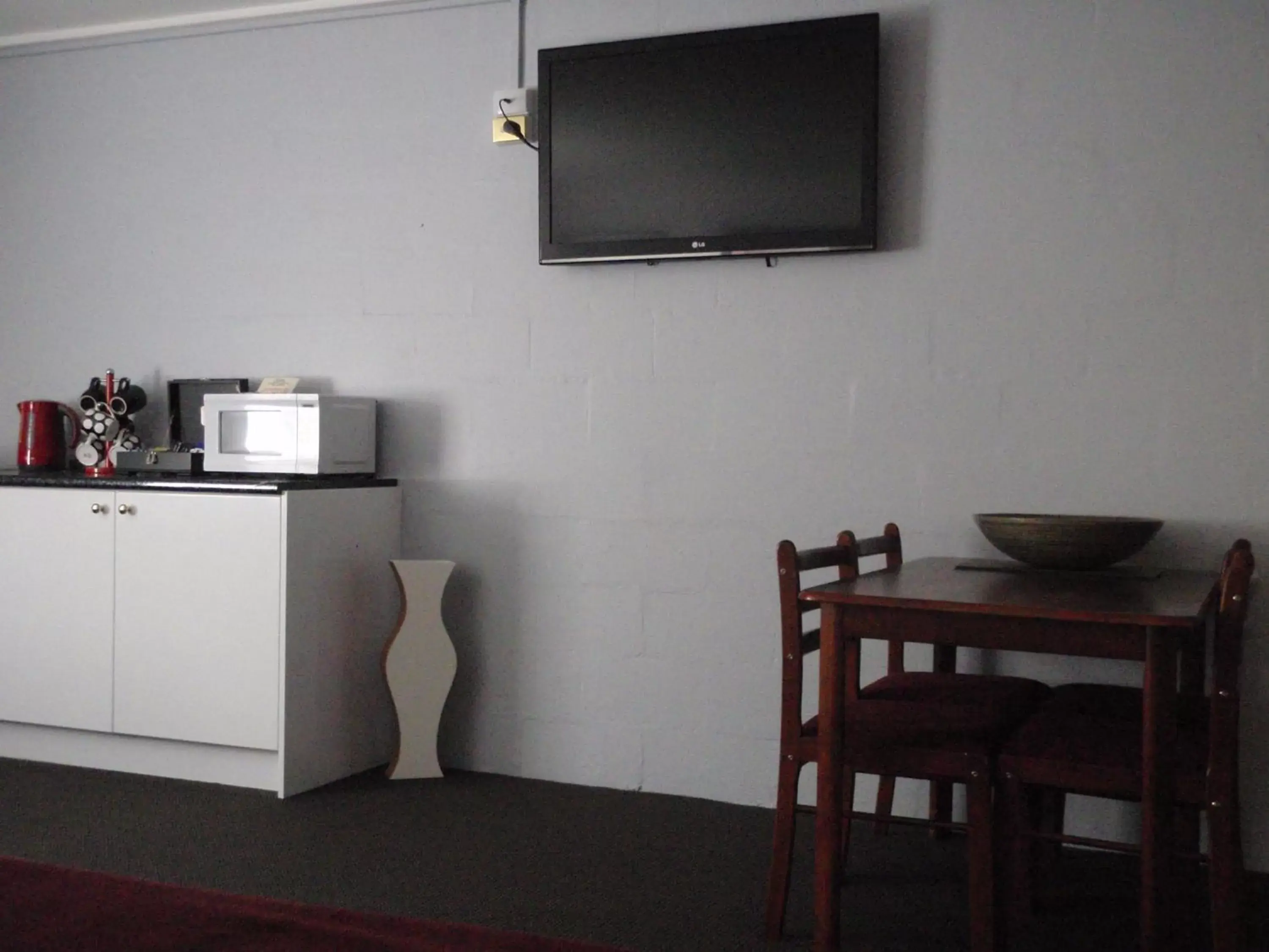 Dining area, TV/Entertainment Center in West Coaster Motel