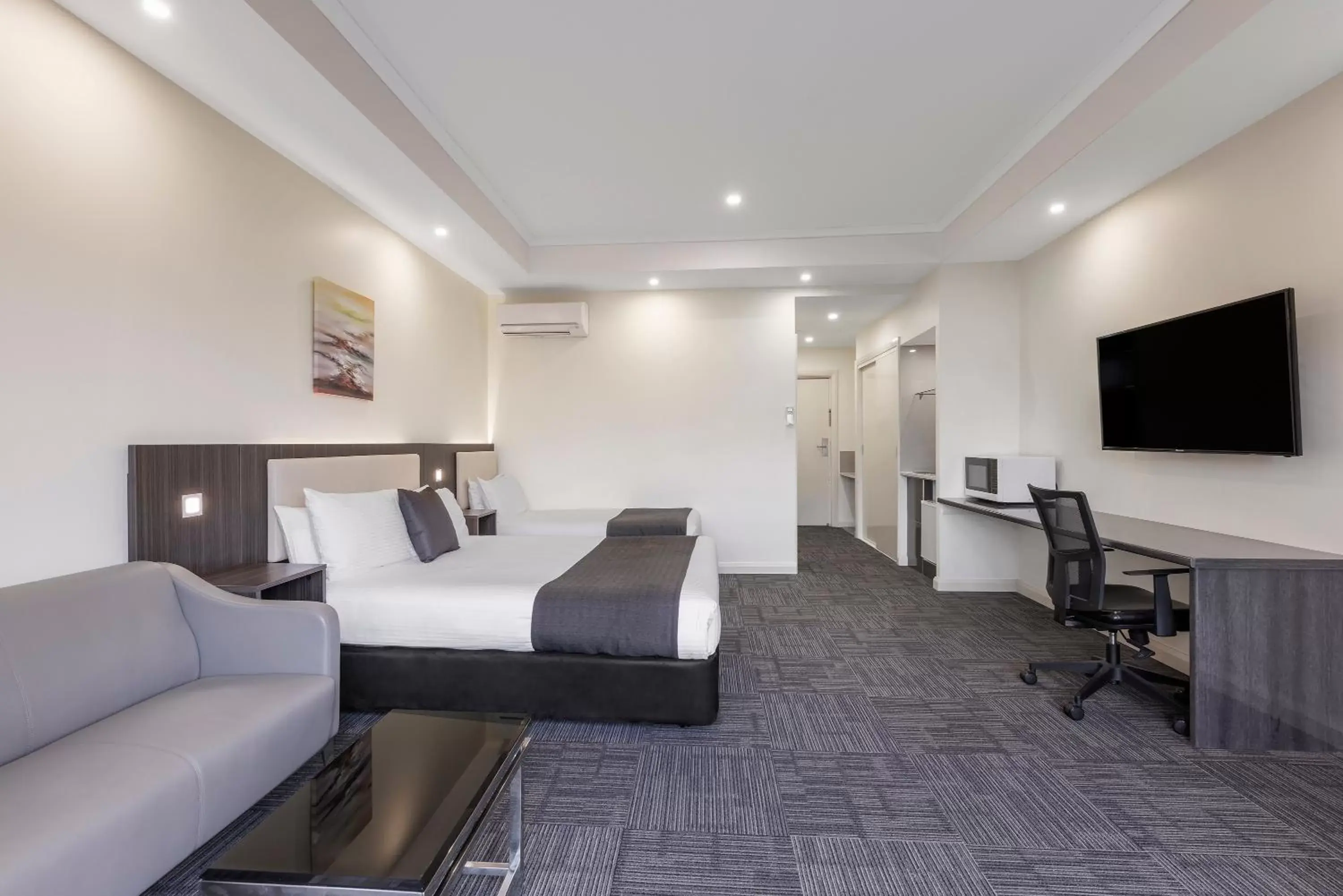 Communal lounge/ TV room, TV/Entertainment Center in Quality Hotel Melbourne Airport