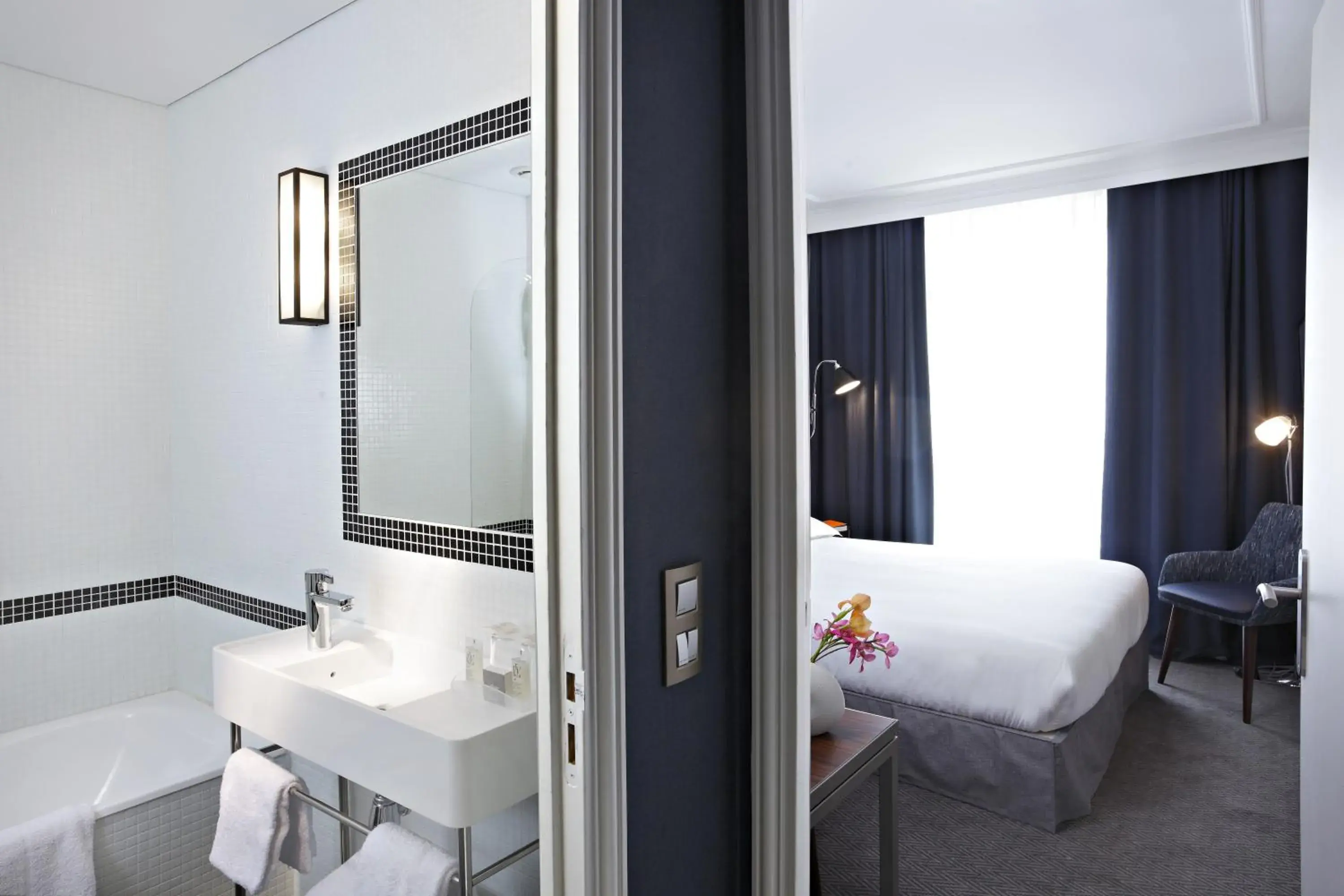 Day, Bathroom in Hôtel Londres et New York - Les Collectionneurs