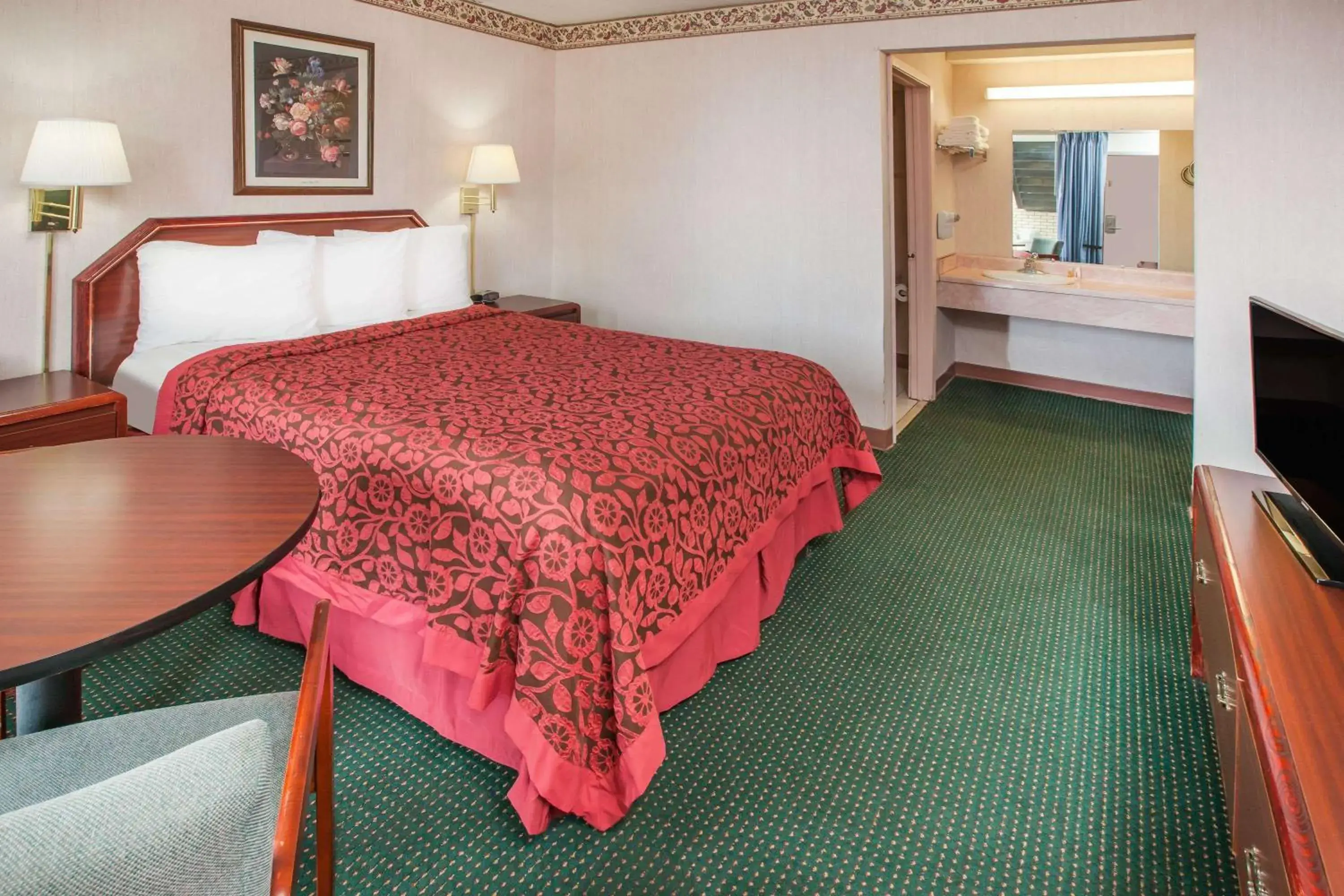 Photo of the whole room, Bed in Days Inn by Wyndham Mountain View