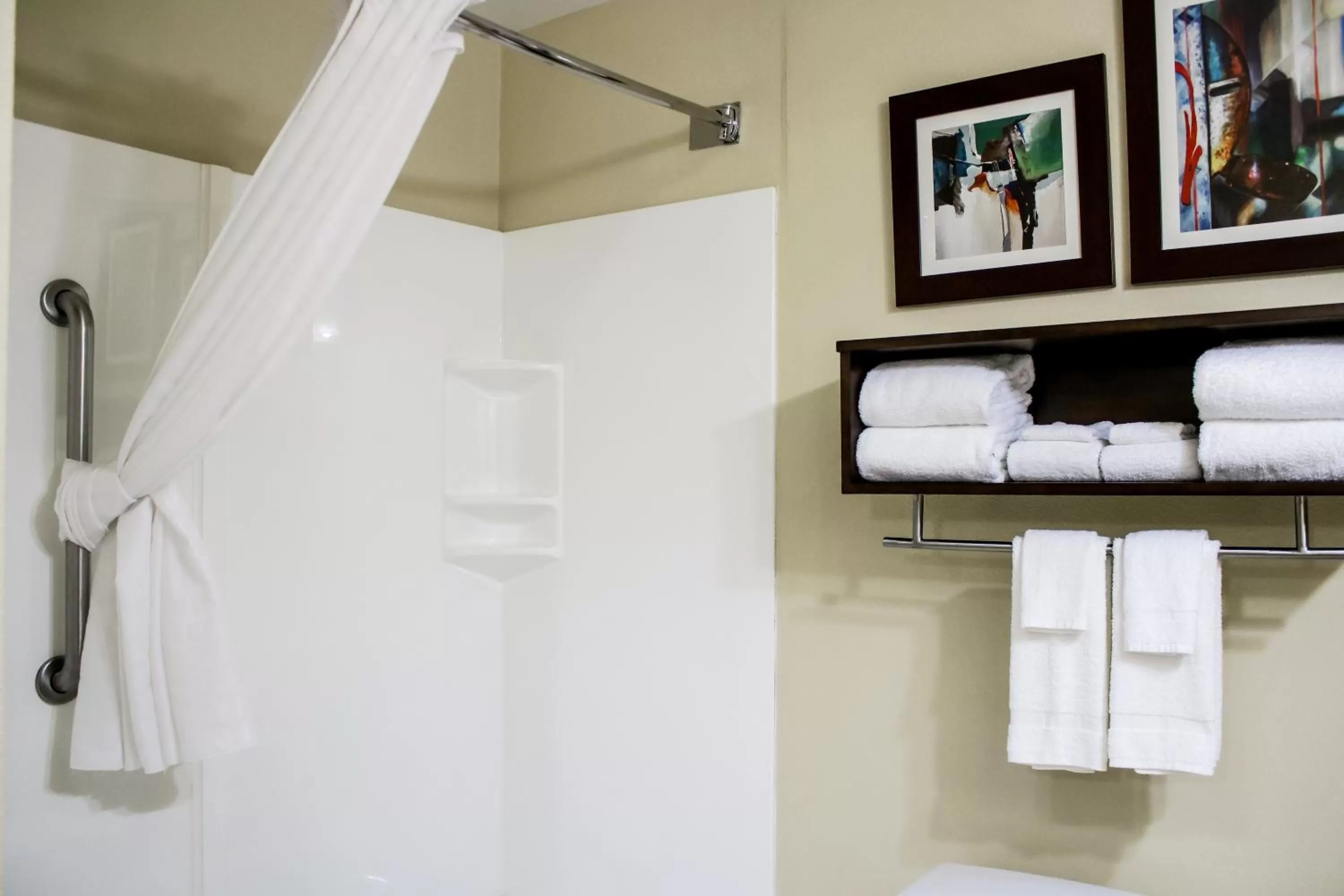 Bathroom in Country Inn & Suites by Radisson, Richmond West at I-64, VA