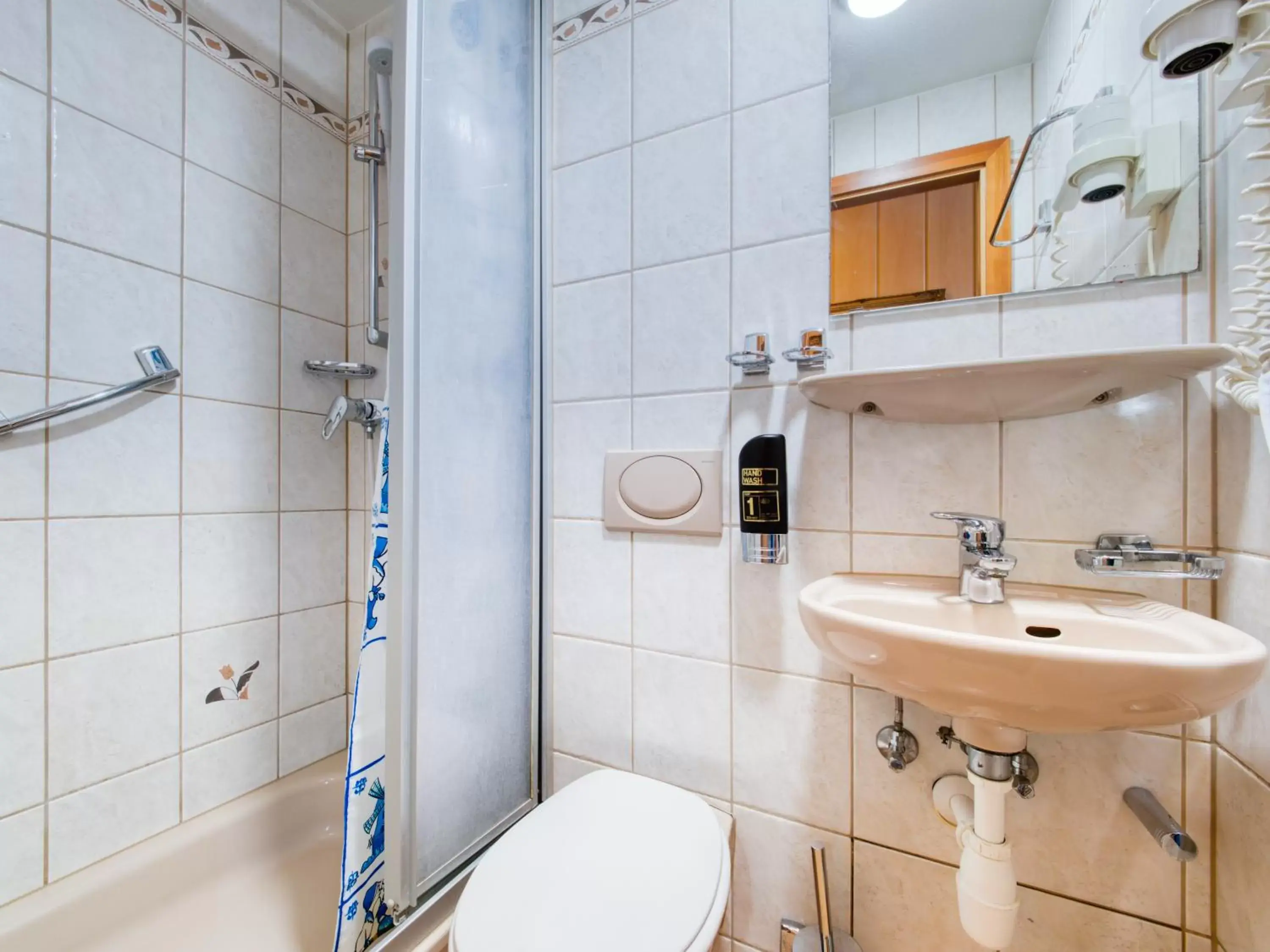 Shower, Bathroom in Di-Ann City Centre Hotel