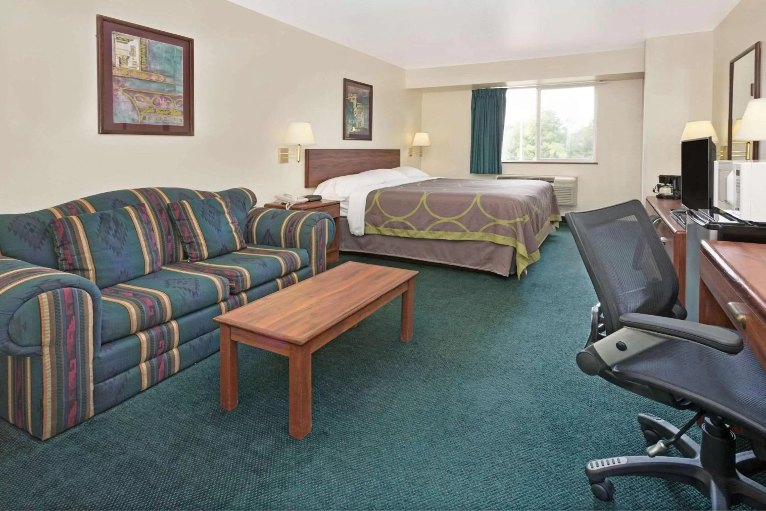 Photo of the whole room in Super 8 by Wyndham Windsor