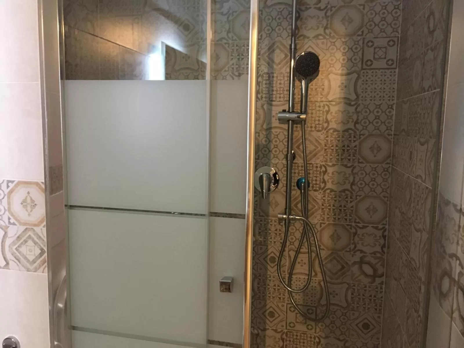 Shower in B&B LA PIETRA