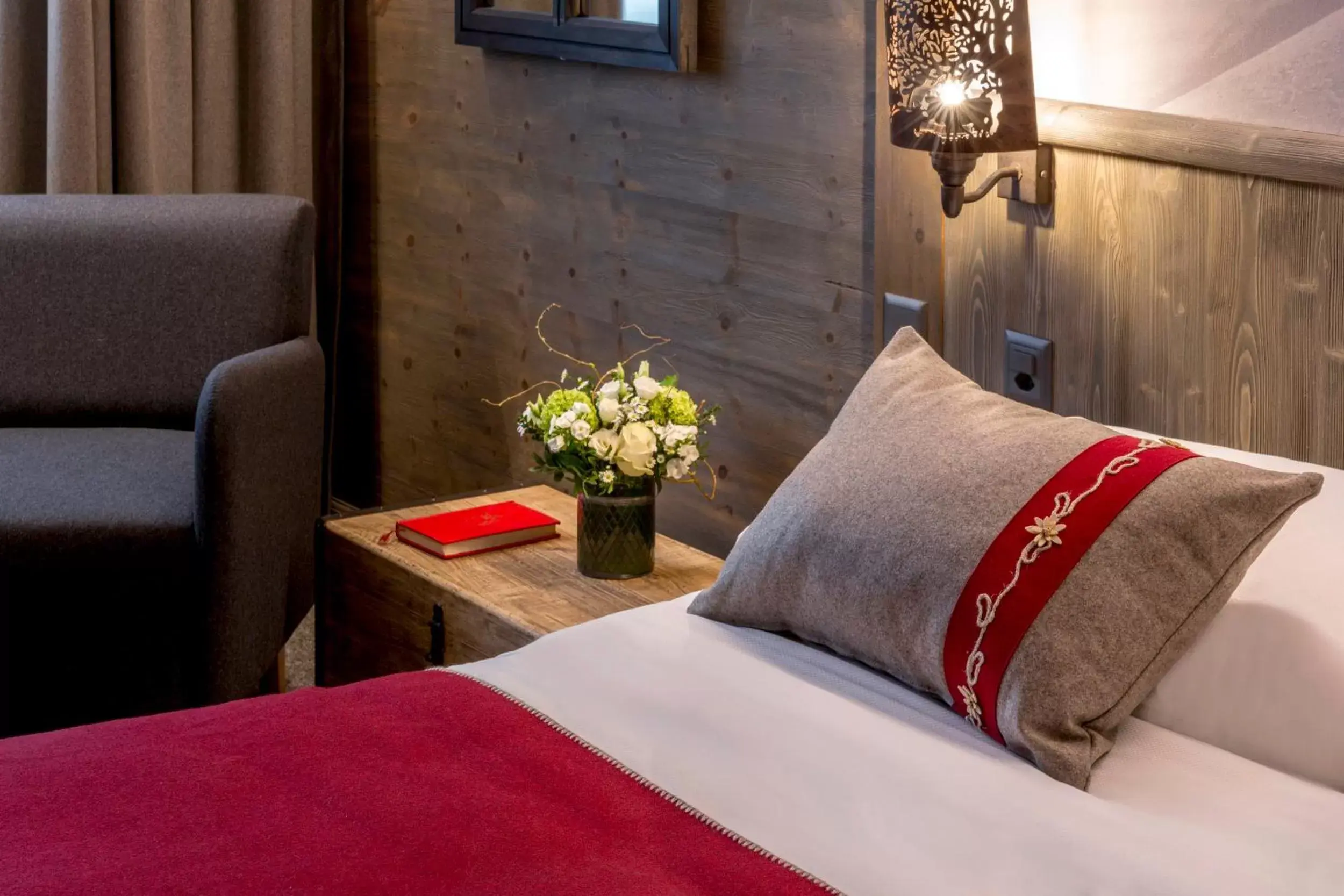 Photo of the whole room, Bed in Edelweiss Manotel Photo of the whole room, Bed in Edelweiss Manotel