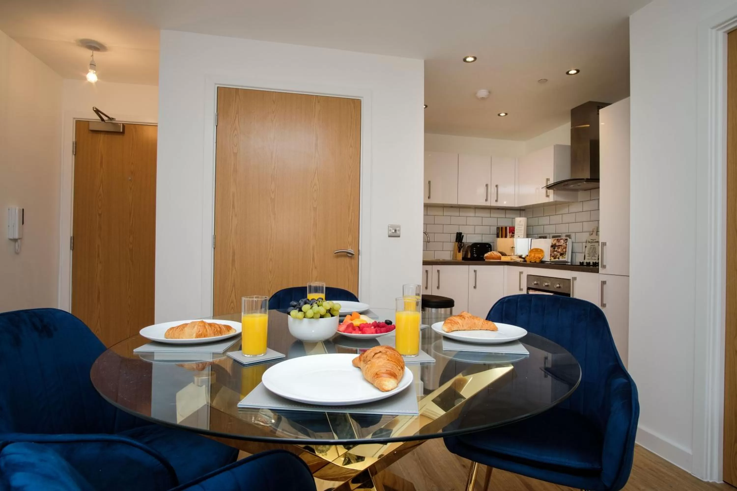 Kitchen or kitchenette, Dining Area in Onyx O2 Arena Brindley Place Broad Street Large Spacious Apartment