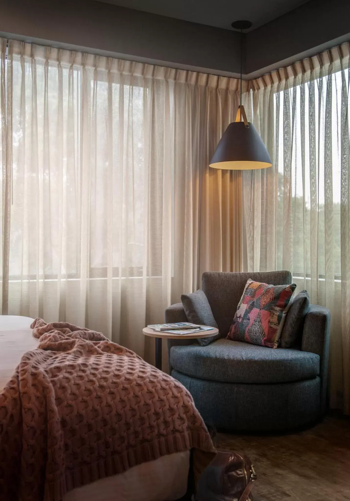 Bed, Seating Area in Marion Hotel