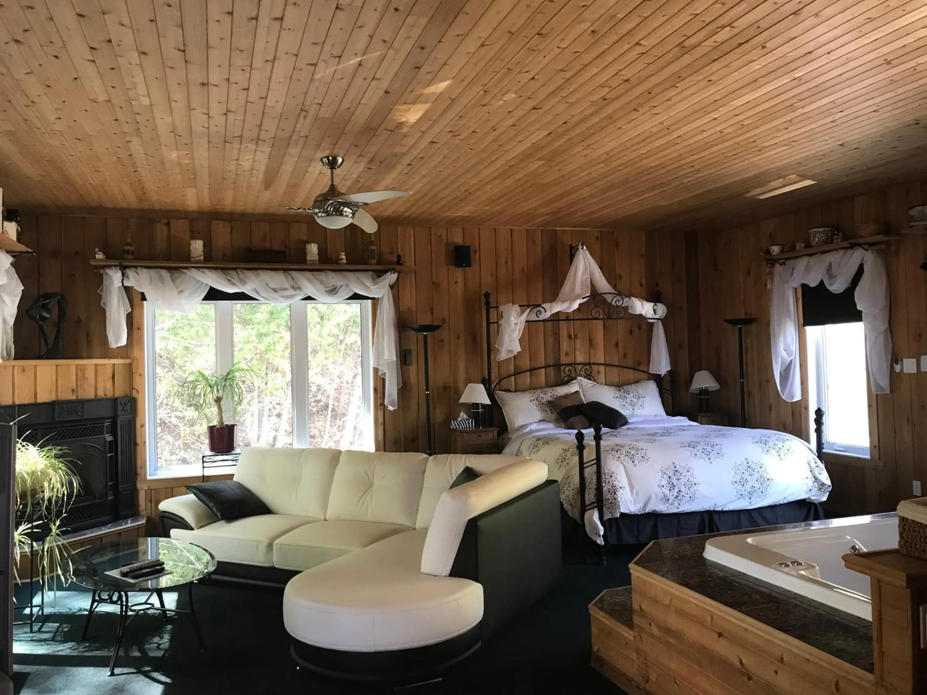 Photo of the whole room, Bed in Auberge du Sault-à-la-Puce