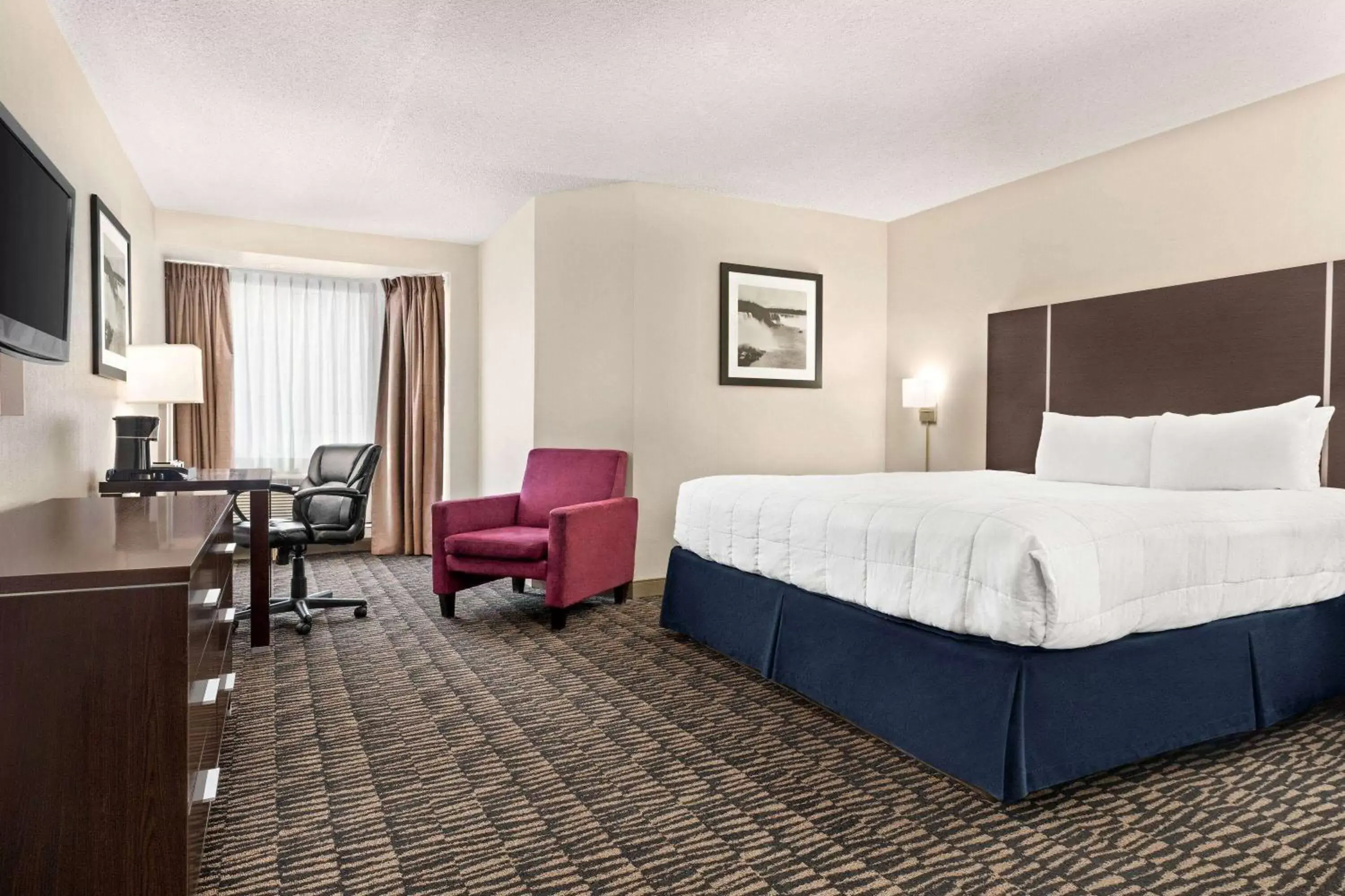 Bedroom in Ramada Plaza by Wyndham Niagara Falls