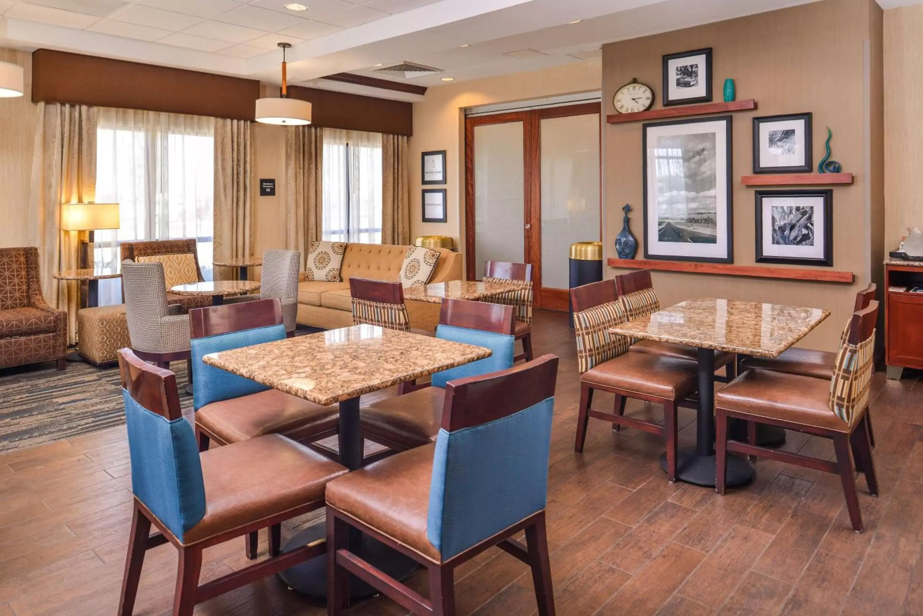 Lobby or reception, Restaurant/Places to Eat in Hampton Inn York