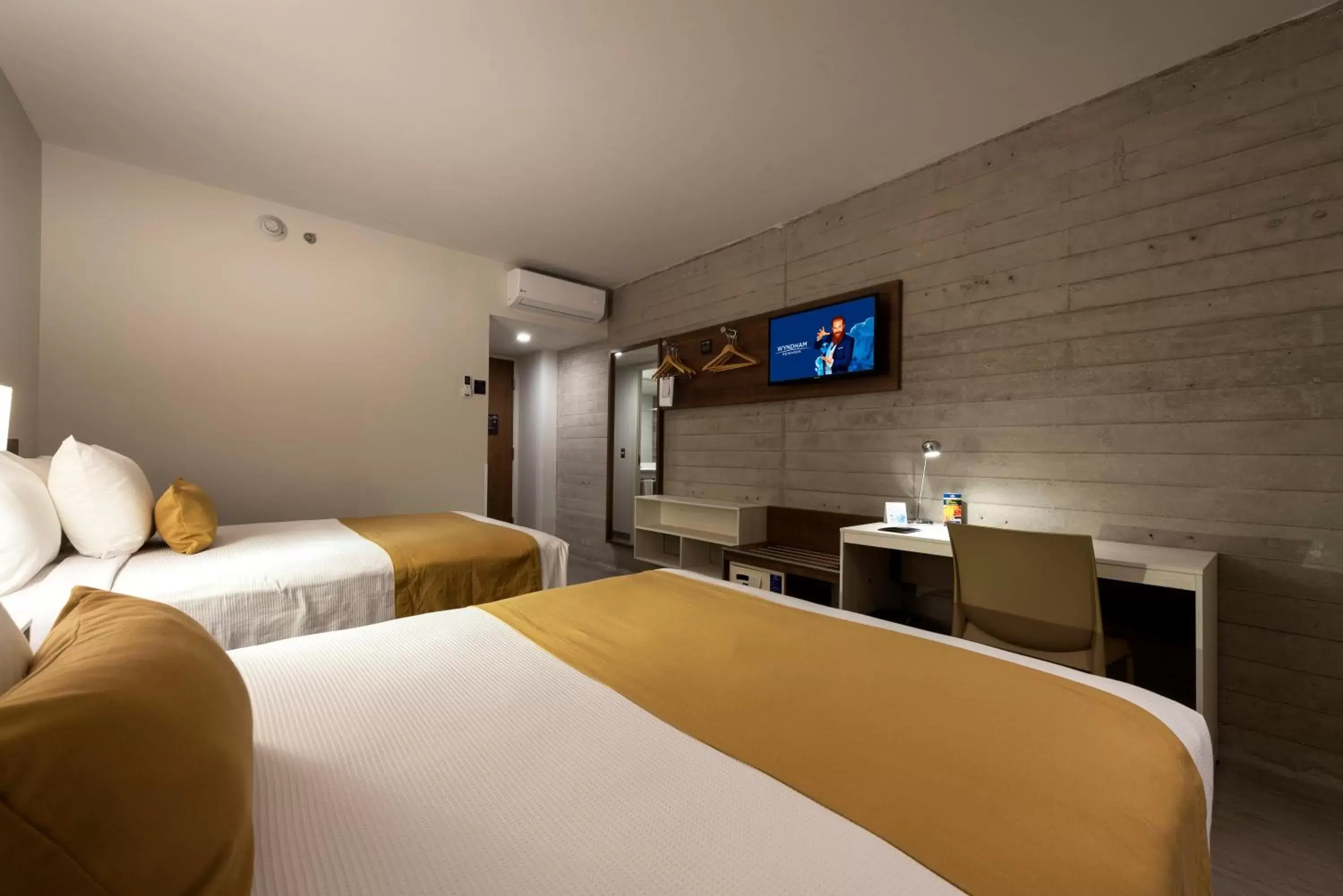 TV and multimedia, Bed in Microtel Inn & Suites by Wyndham Irapuato TV and multimedia, Bed in Microtel Inn & Suites by Wyndham Irapuato
