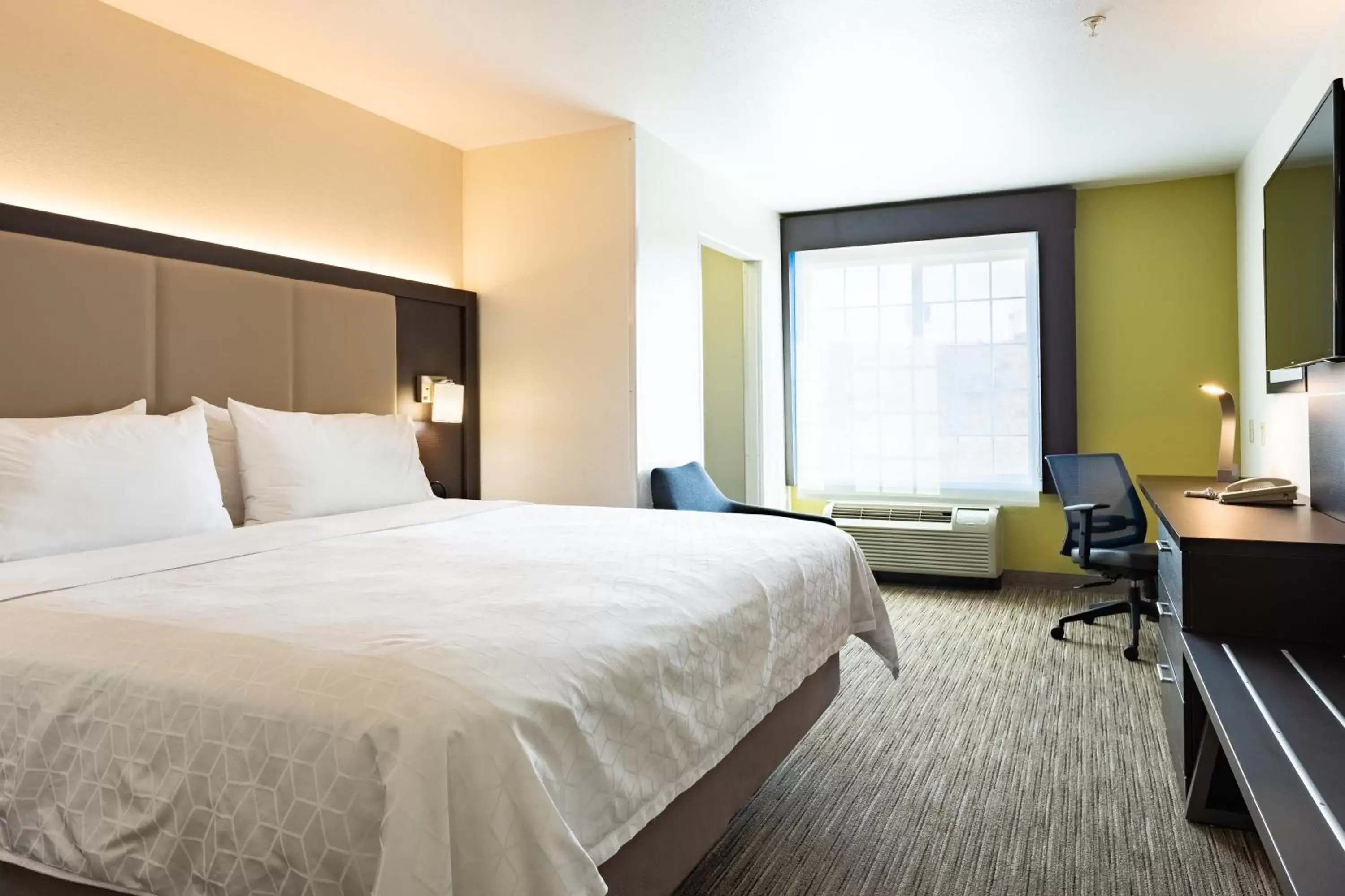 Bed in Holiday Inn Express Hotel & Suites Evanston by IHG Bed in Holiday Inn Express Hotel & Suites Evanston by IHG