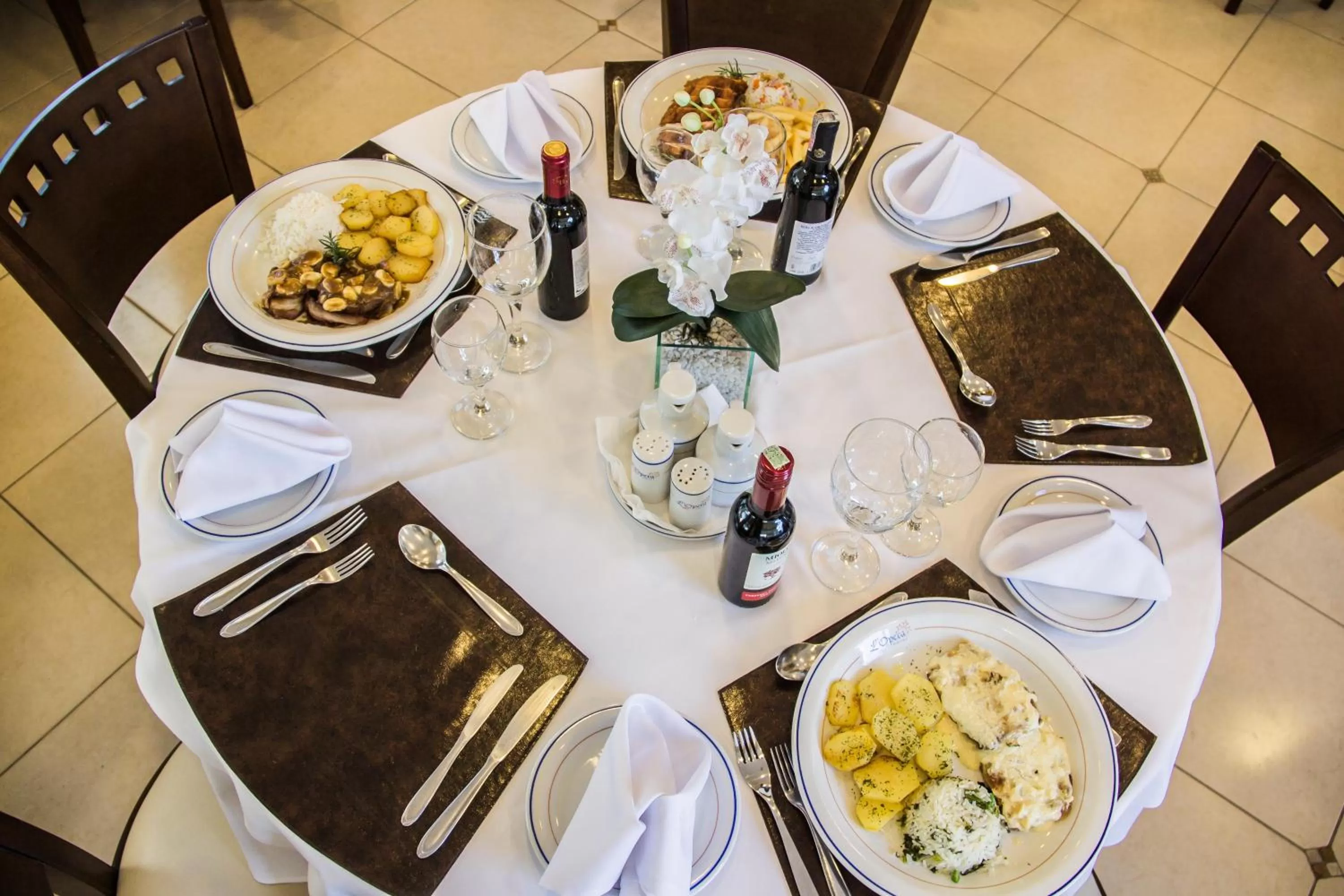 Restaurant/places to eat in L'Opera Hotel