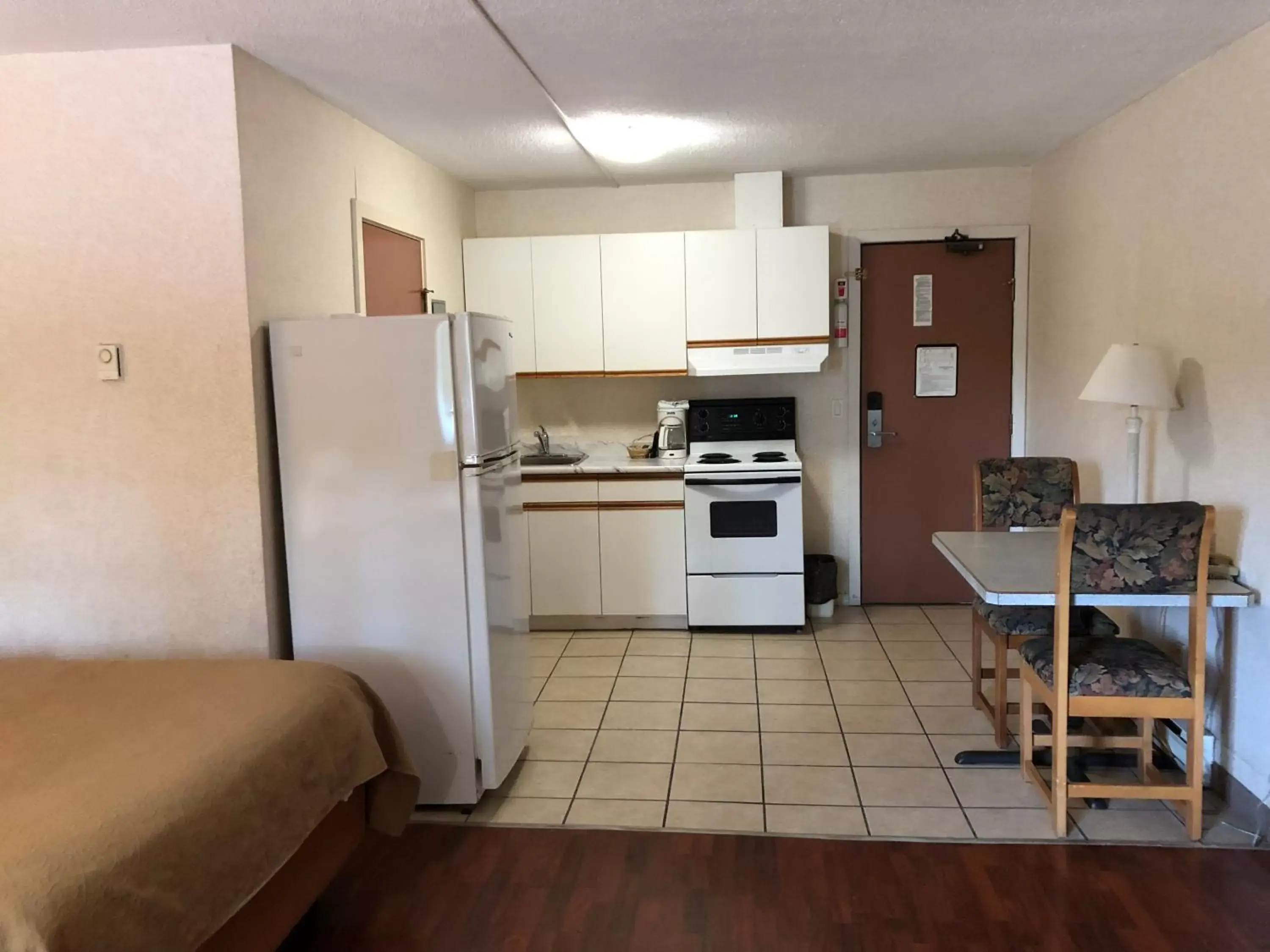 Kitchen or kitchenette, Kitchen/Kitchenette in Canadas Best Value Inn & Suites-Castlegar