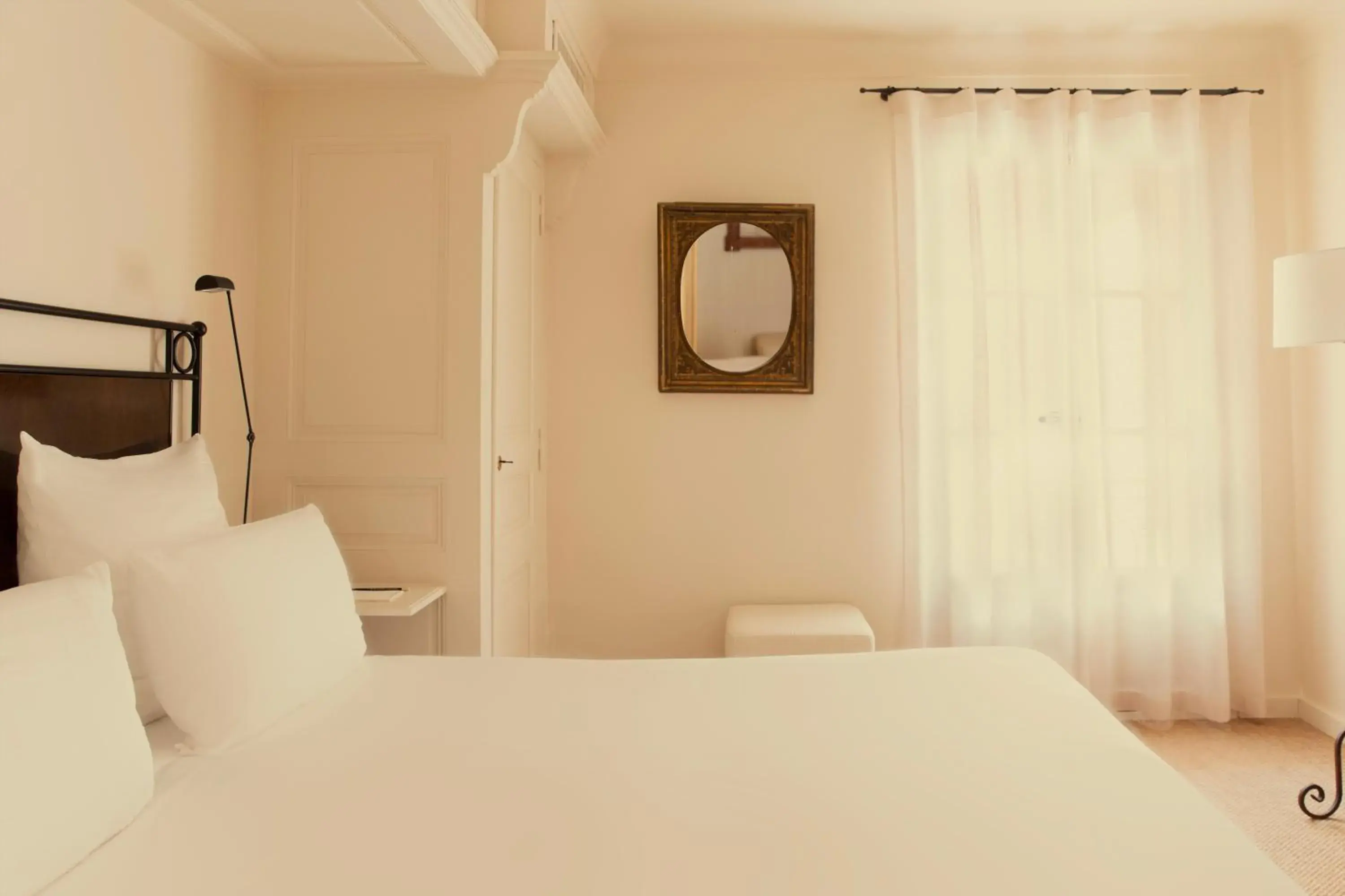 Bed in Hotel la Ponche