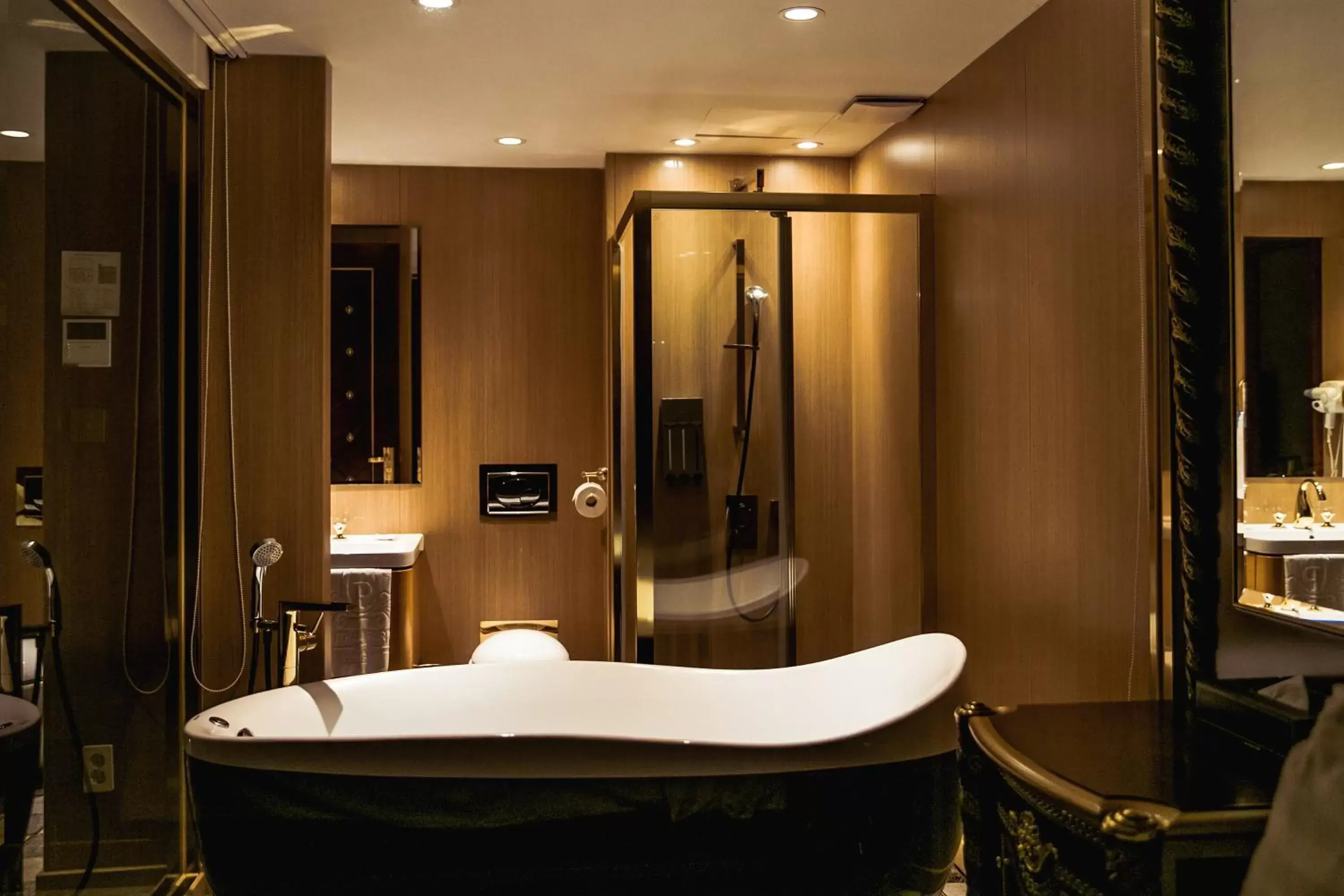 Hot Tub, Bathroom in The Central Park Hotel Songdo