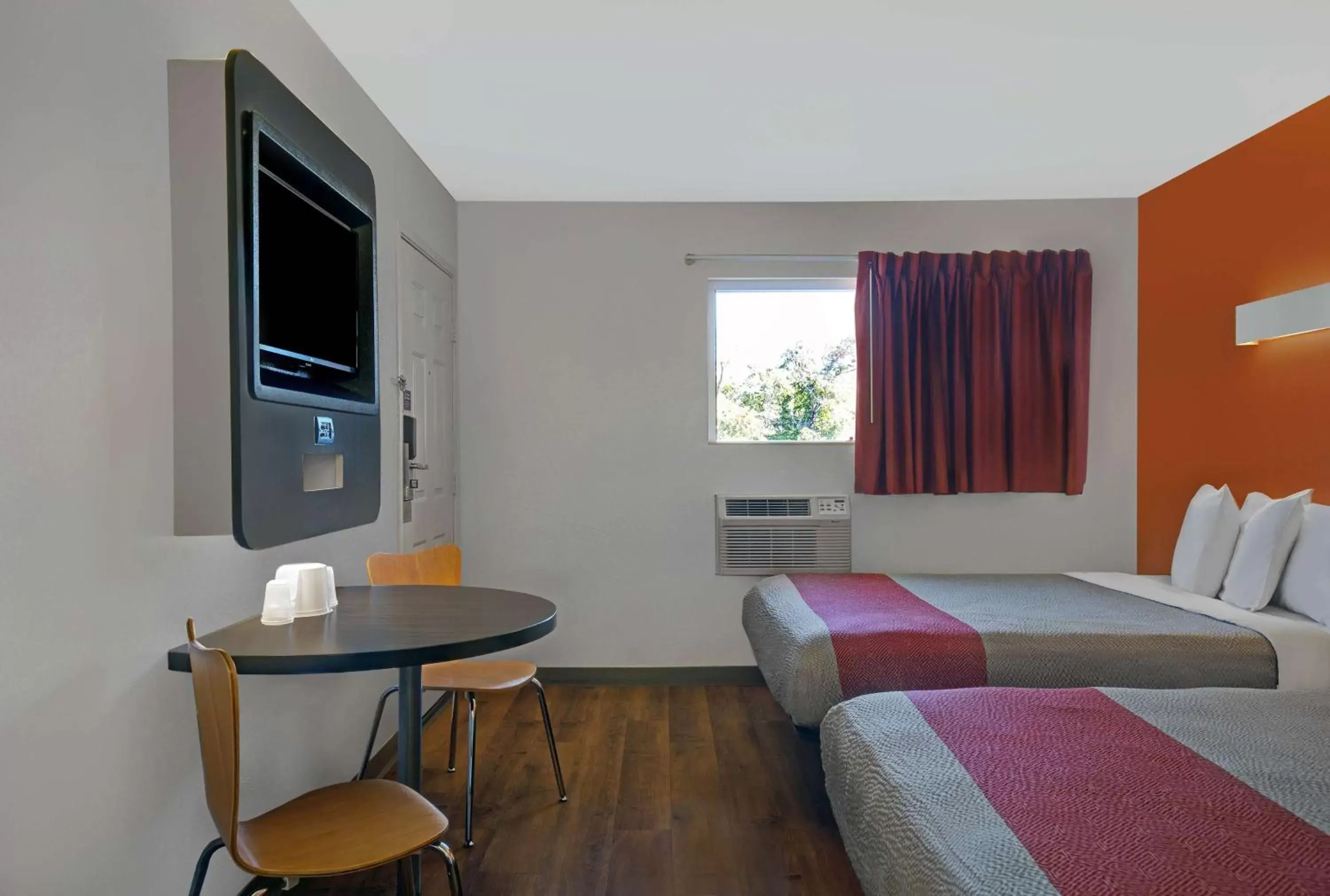 Bedroom, TV/Entertainment Center in Motel 6-San Jose, CA - Airport