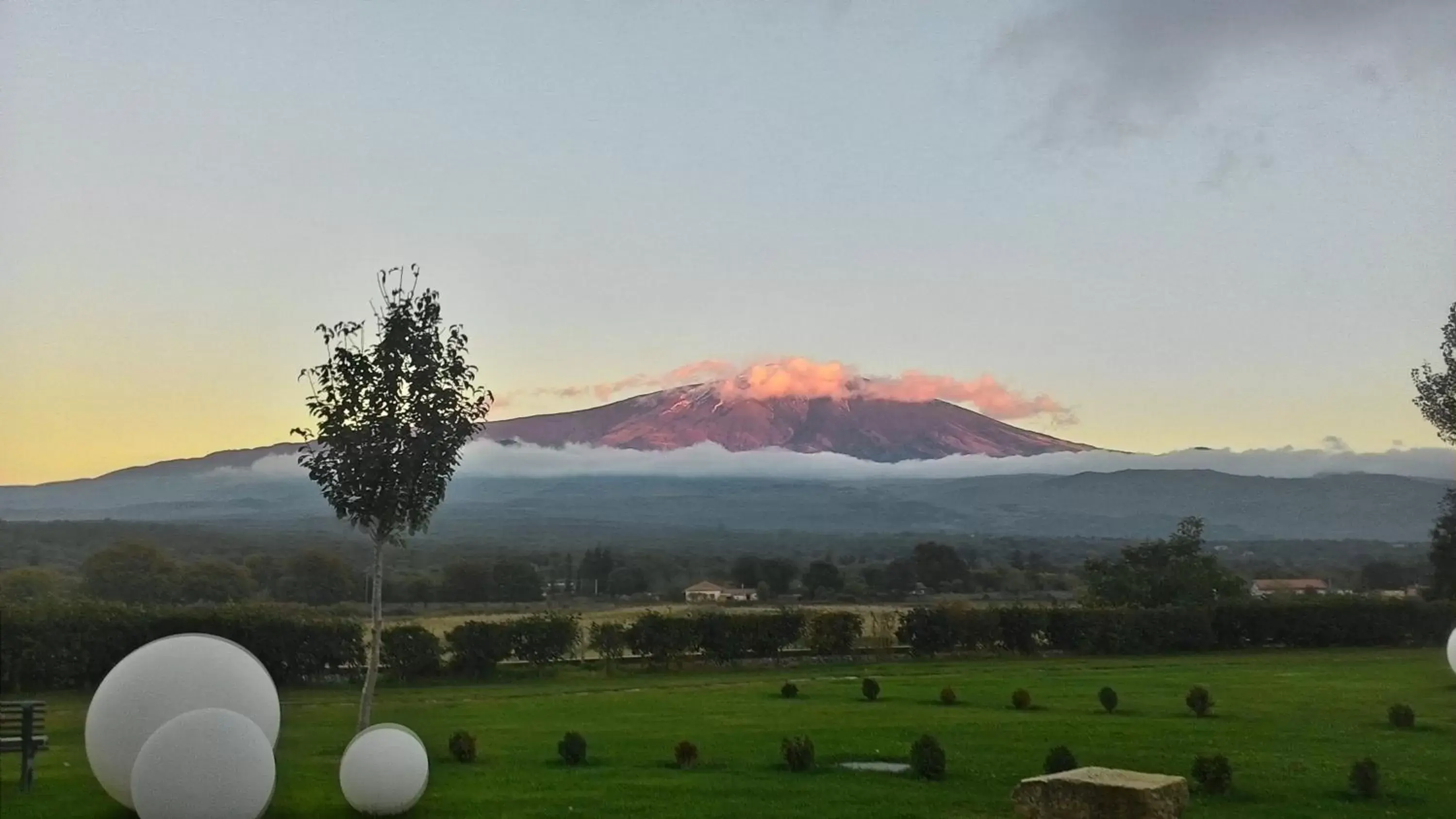 Nearby landmark, Mountain View in La Fucina di Vulcano