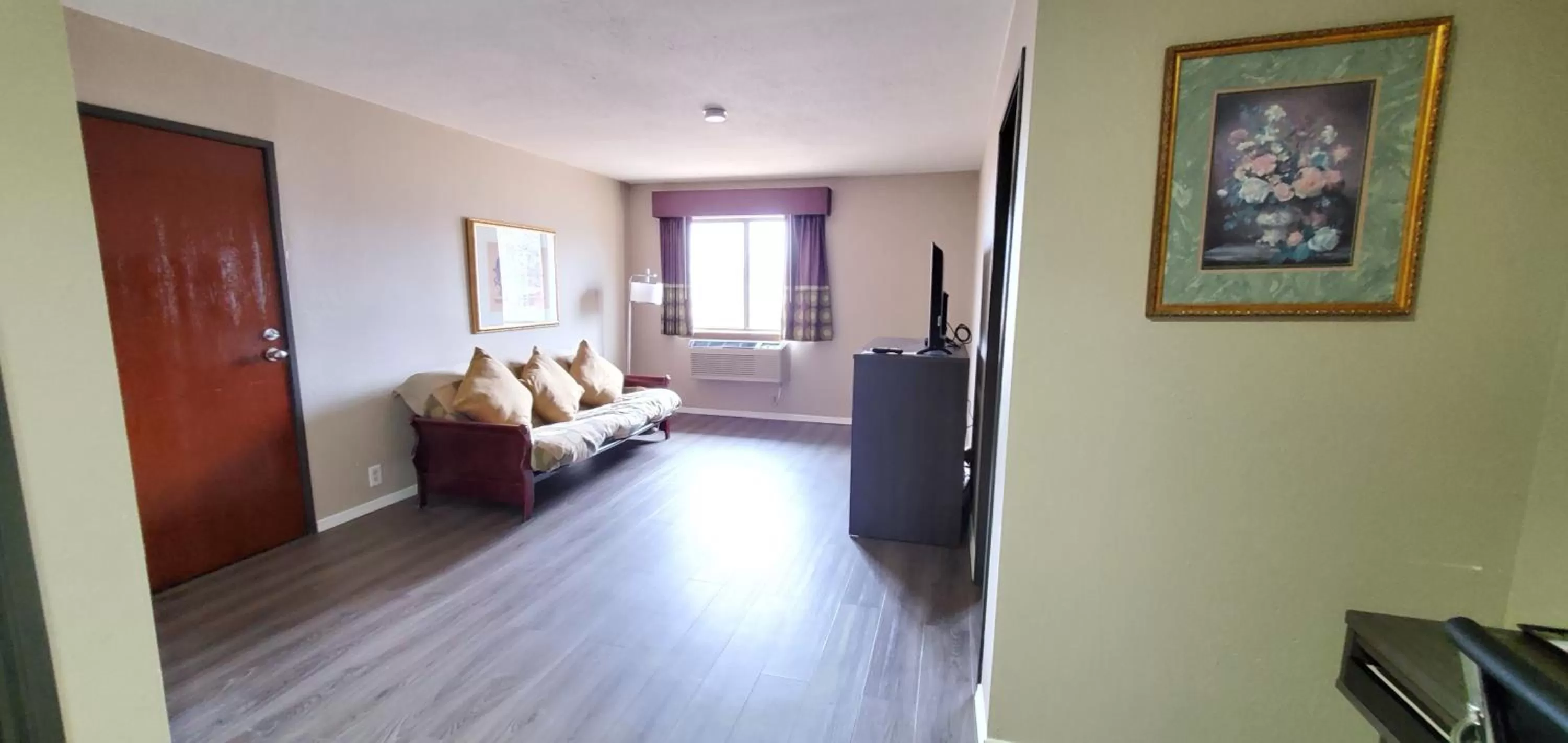 King Studio Suite - Non-Smoking in Super 8 by Wyndham Paris