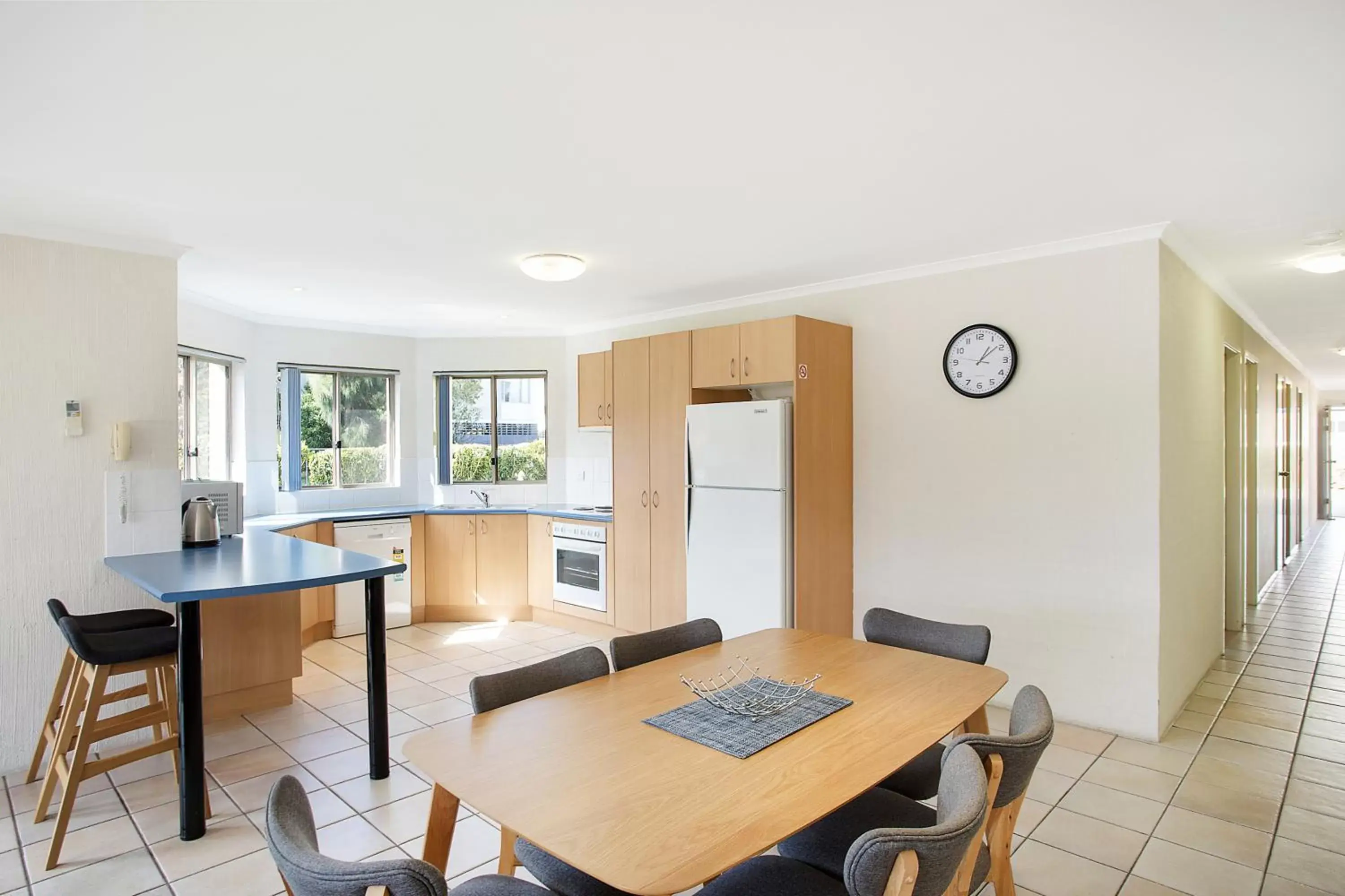 Kitchen or kitchenette, Dining Area in Sails Luxury Apartments Merimbula