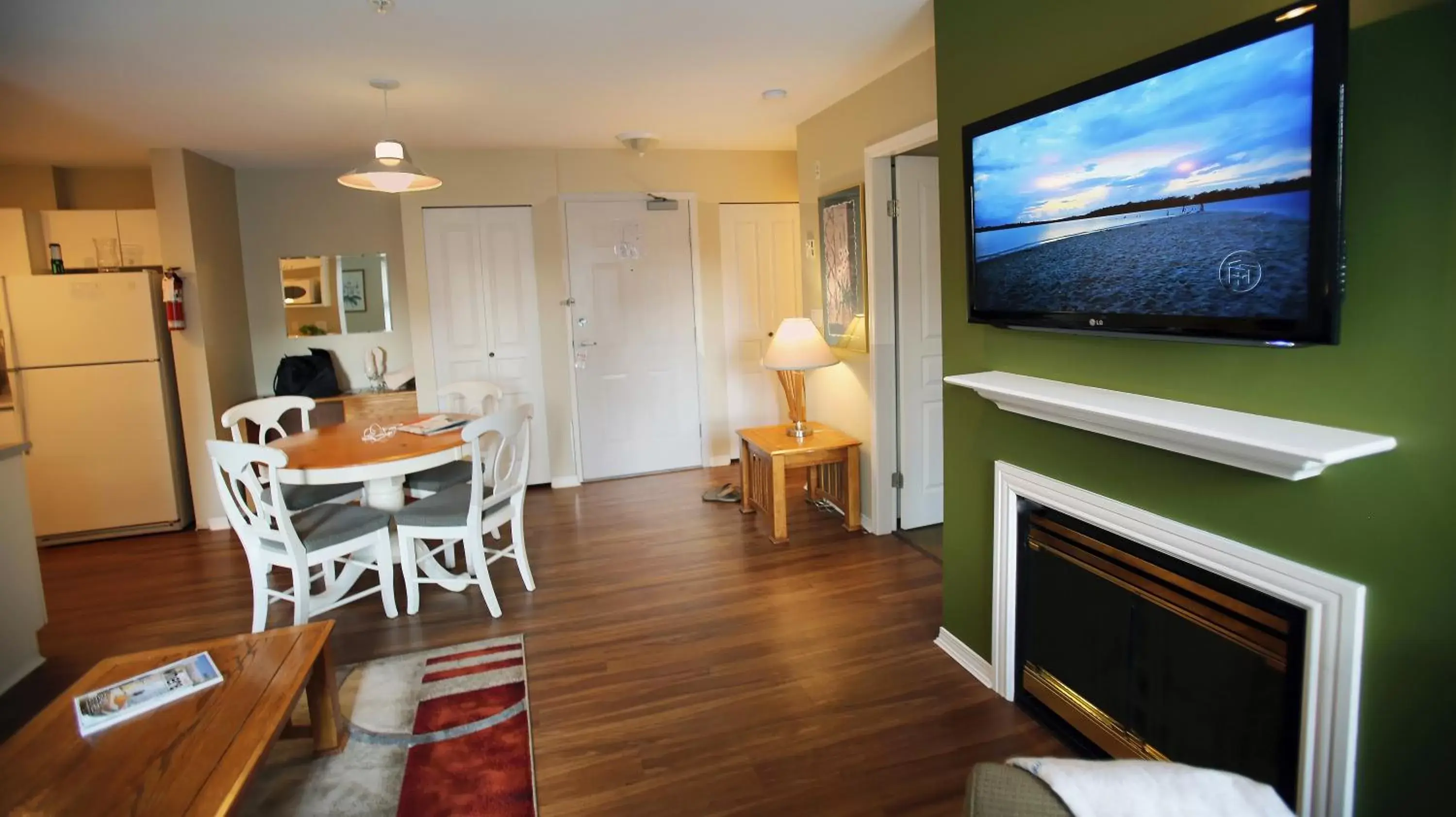 Living room, TV/Entertainment Center in Times Square Suites Hotel