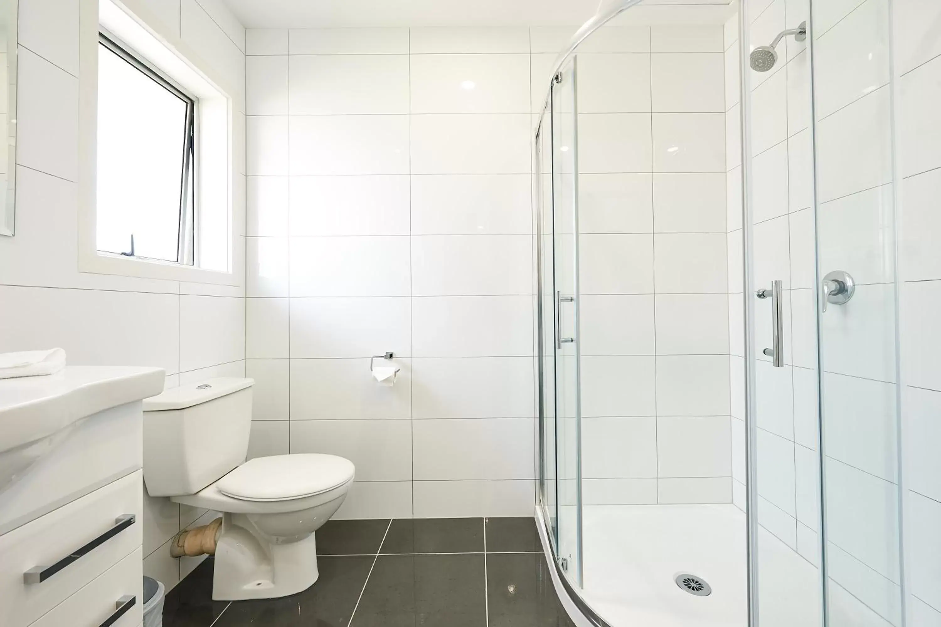 Shower, Bathroom in Auckland Airport Lodge