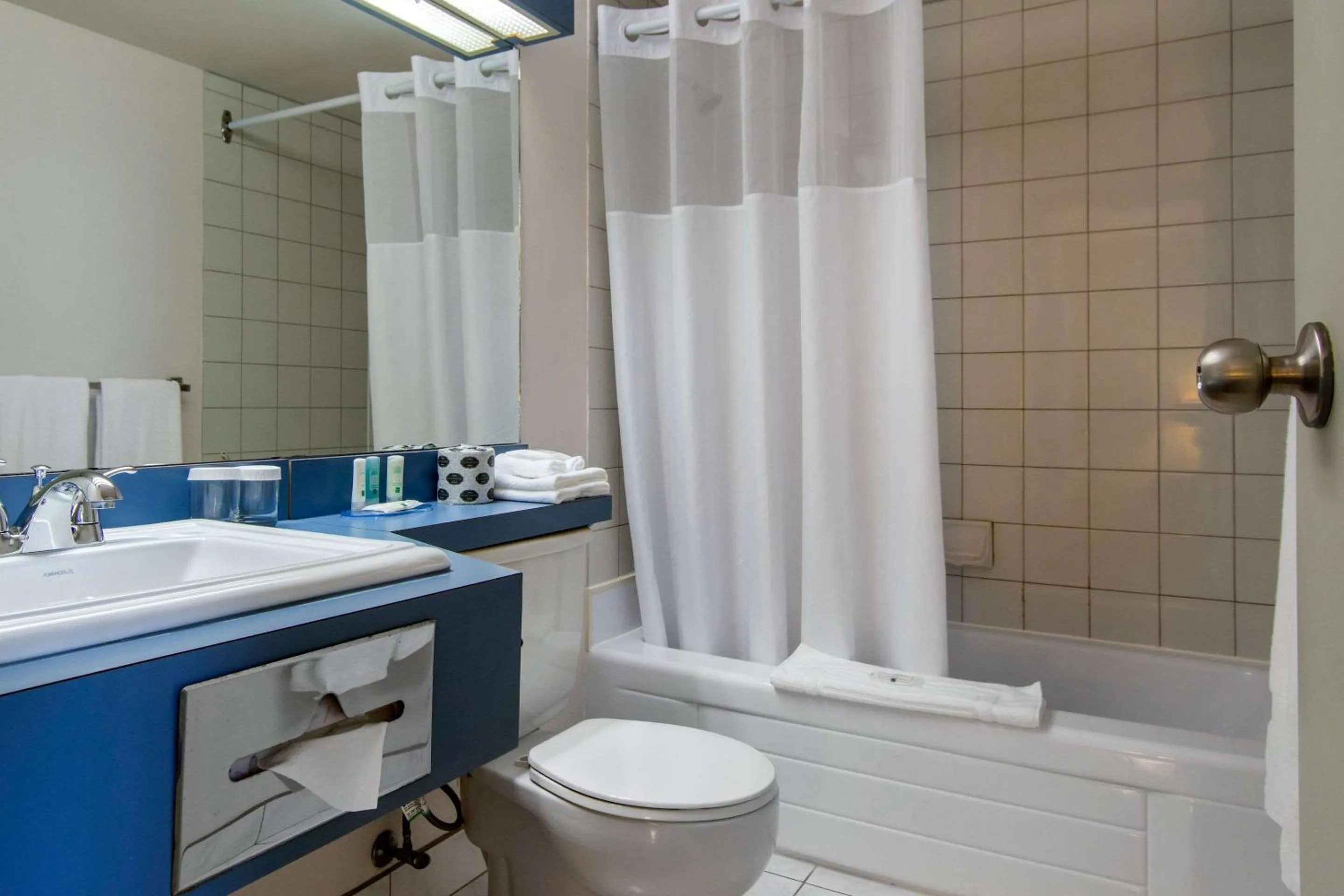 Bedroom, Bathroom in Quality Hotel et Centre de Congres