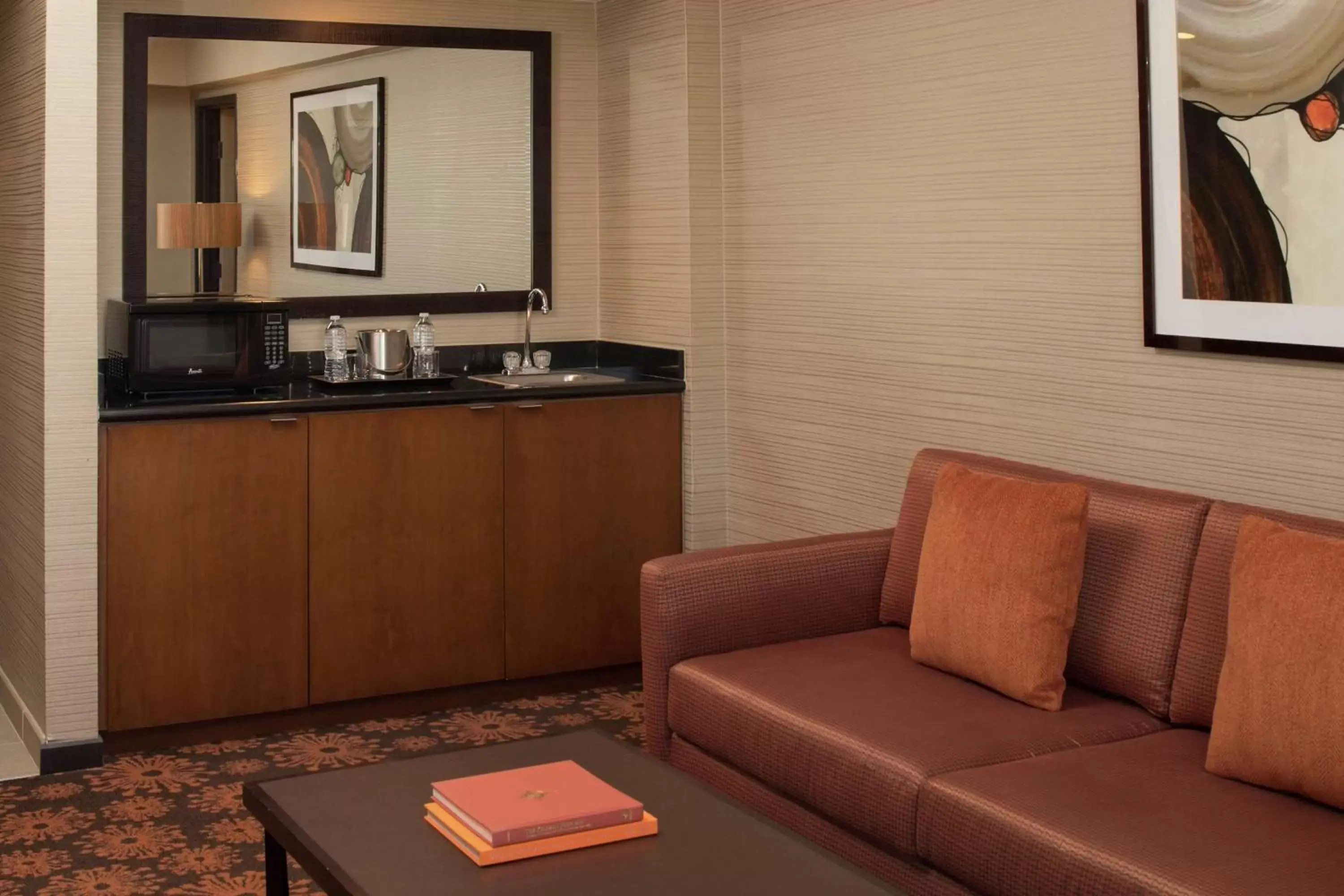 Living room, Seating Area in DoubleTree by Hilton San Francisco Airport