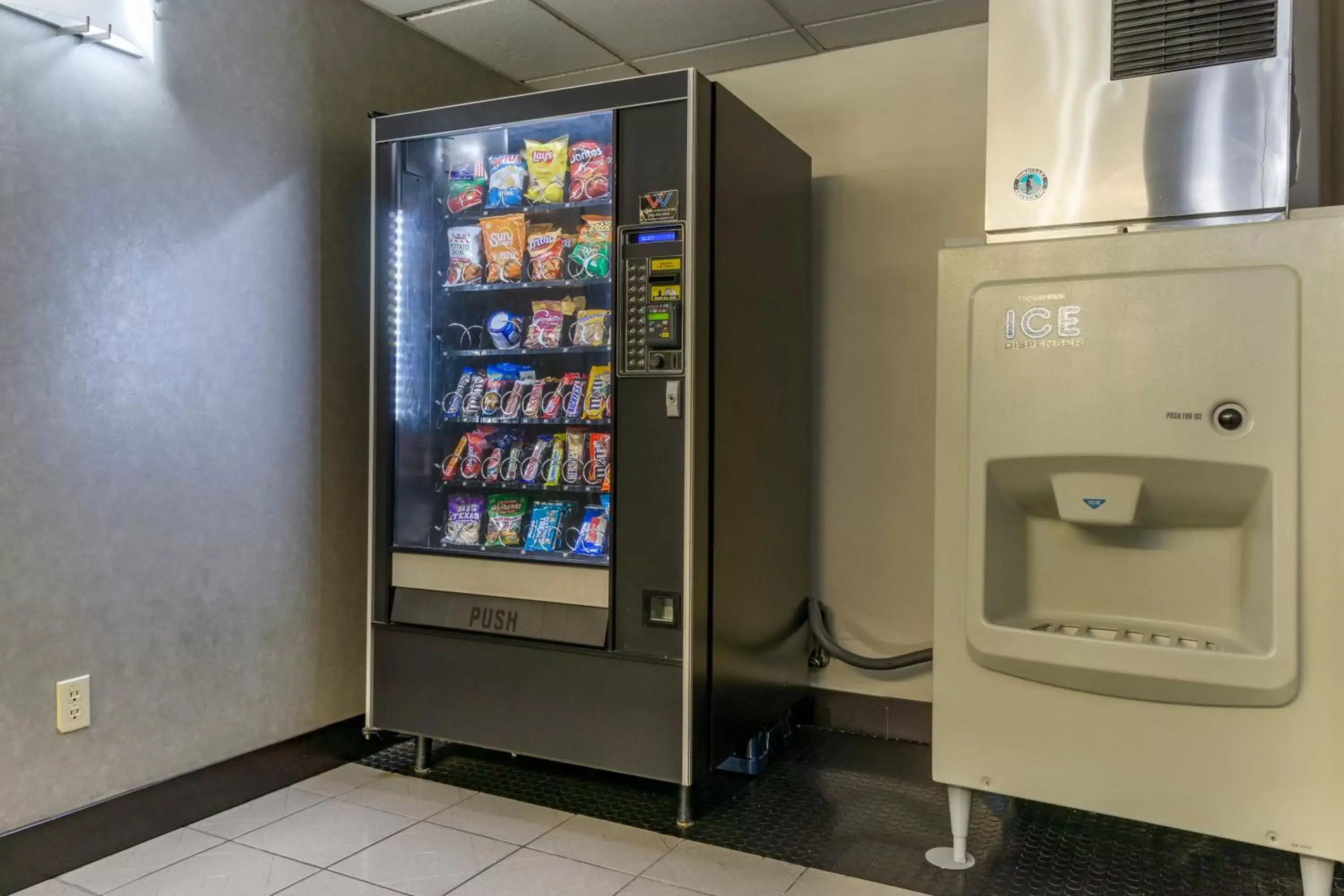 vending machine, Supermarket/Shops in Comfort Inn Kent - Seattle