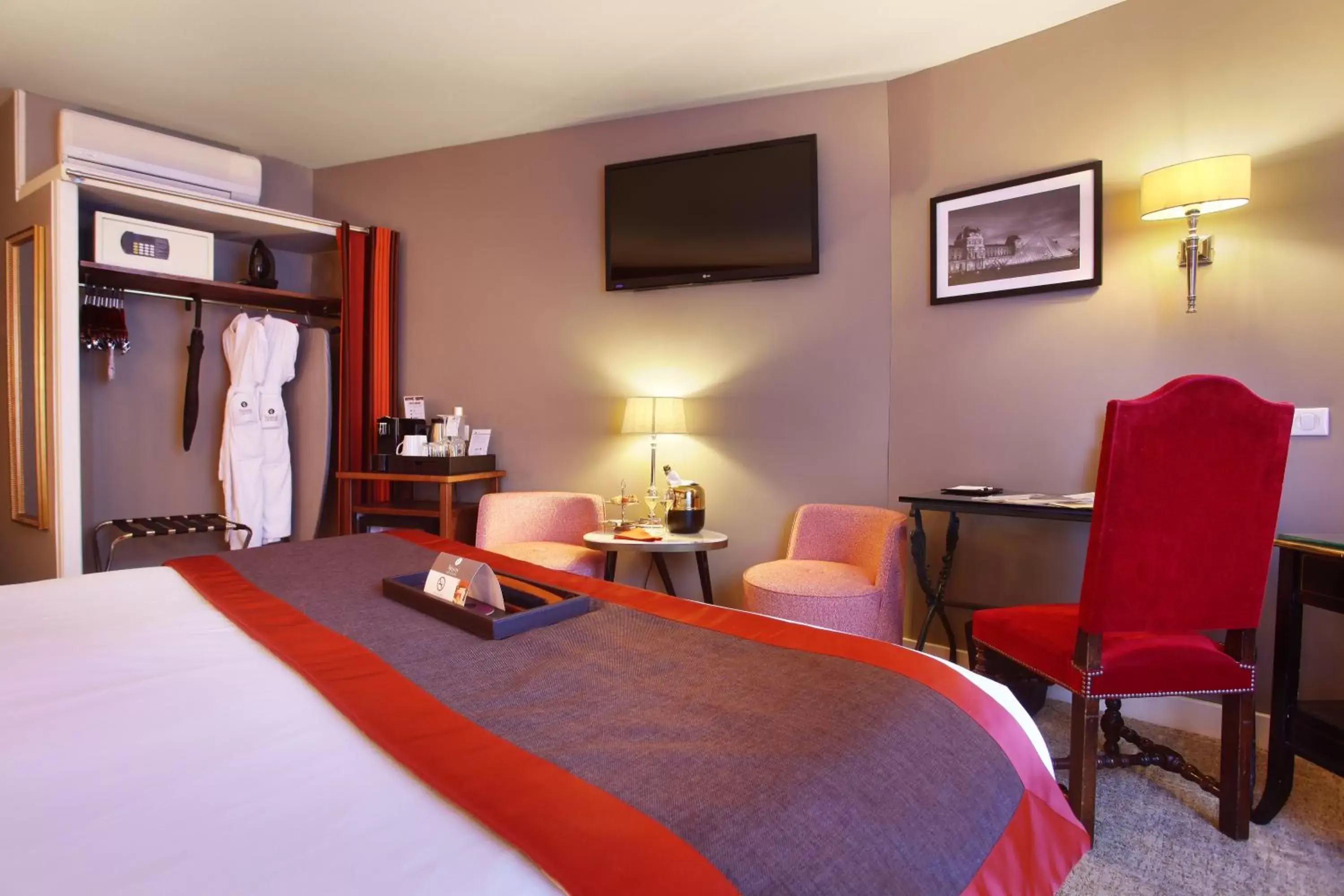 Bedroom, TV/Entertainment Center in Hotel Trianon Rive Gauche