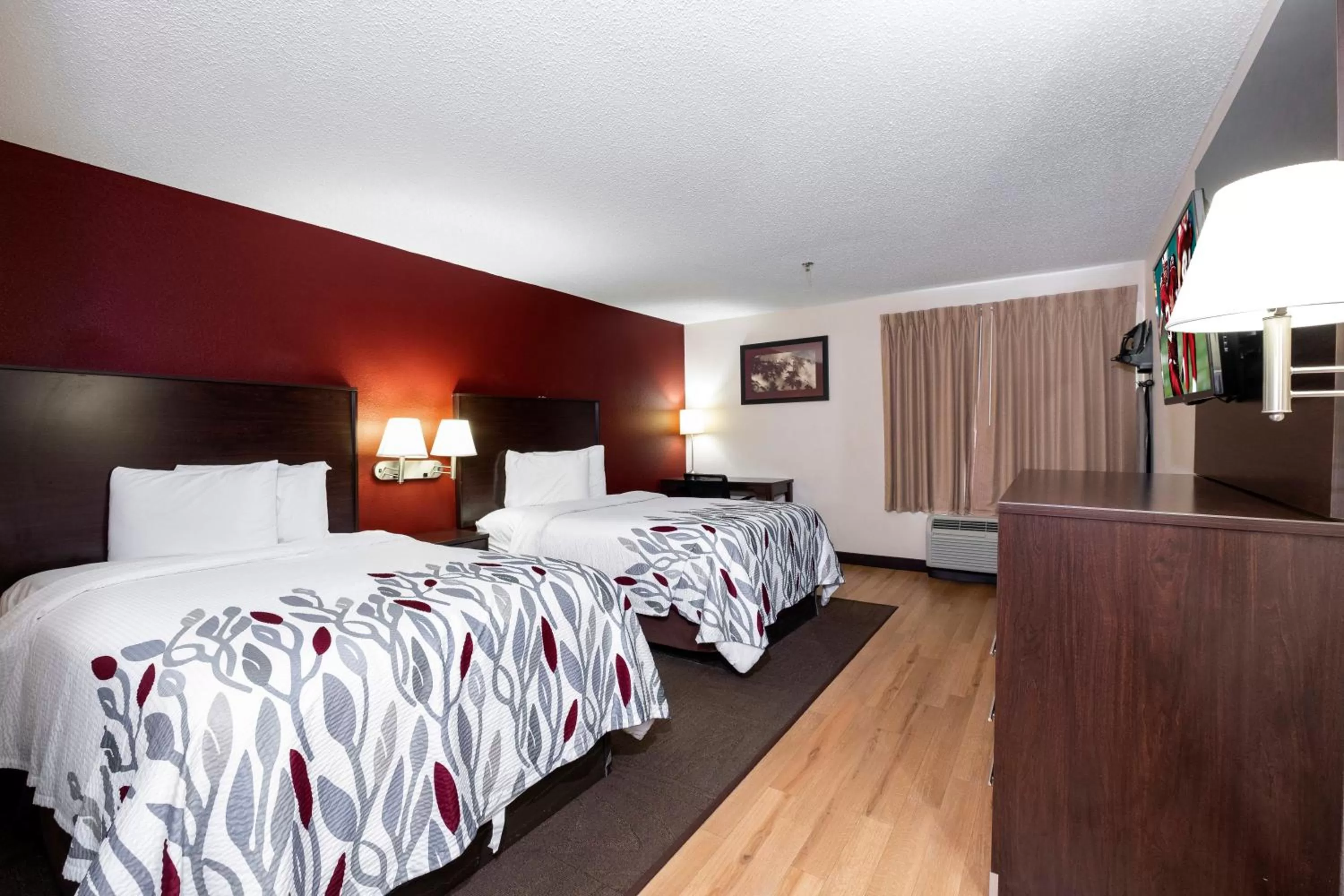 Bedroom, Bed in Red Roof Inn Knoxville Central – Papermill Road